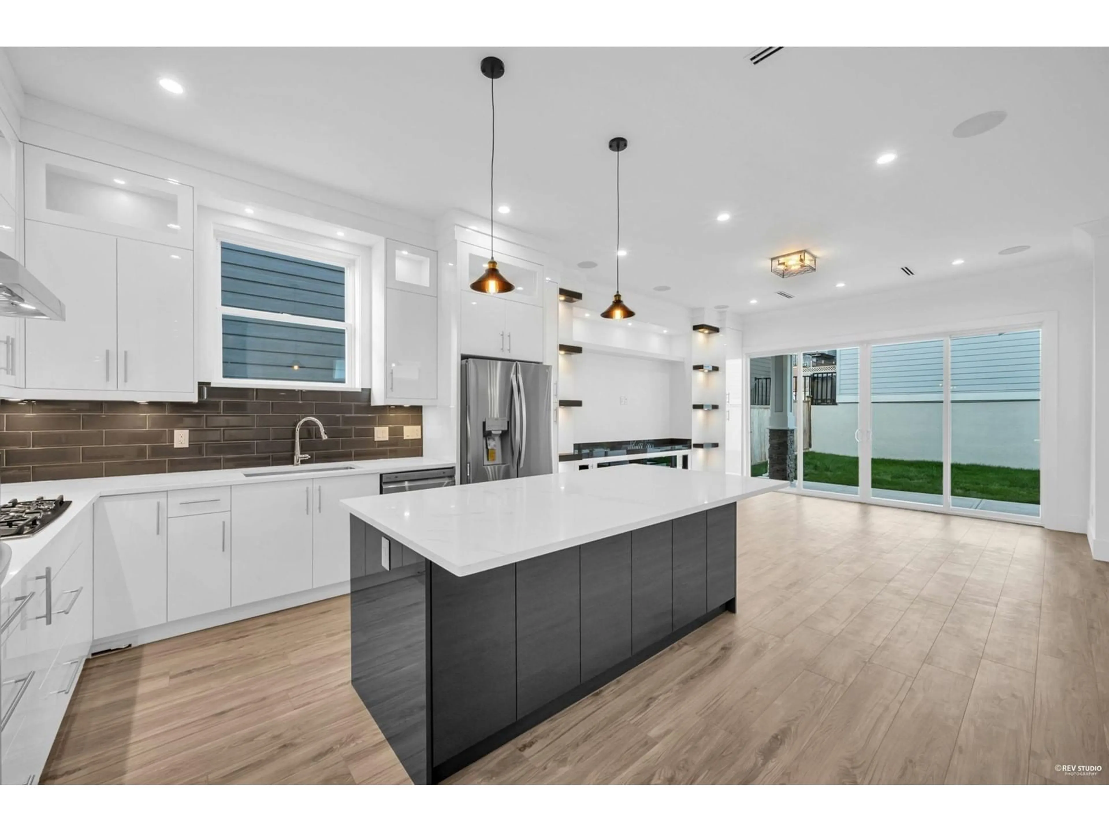 Open concept kitchen, unknown for 16737 16, Surrey British Columbia V3Z0T3