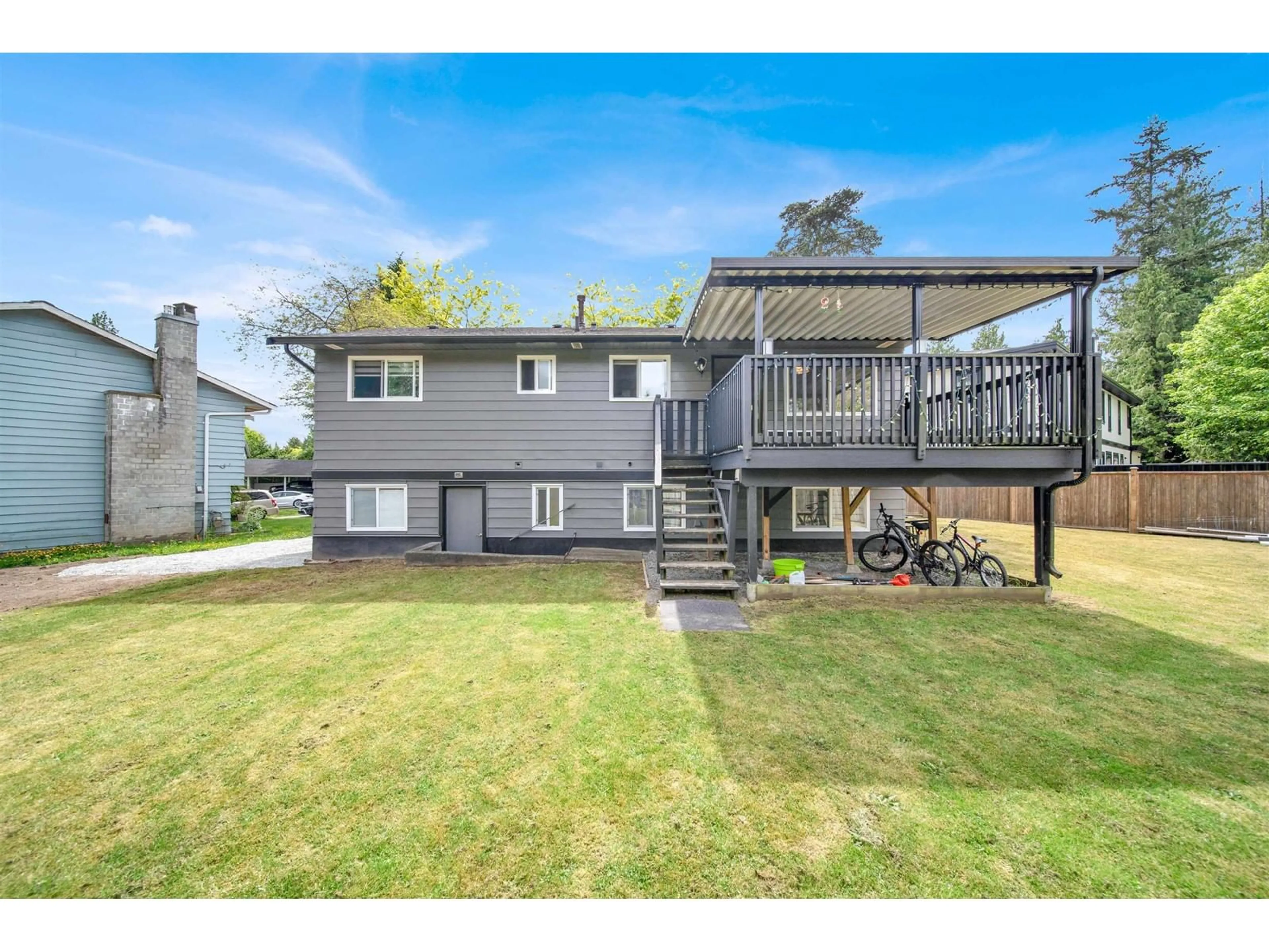 A pic from outside/outdoor area/front of a property/back of a property/a pic from drone, unknown for 9088 146A, Surrey British Columbia V3R6X7