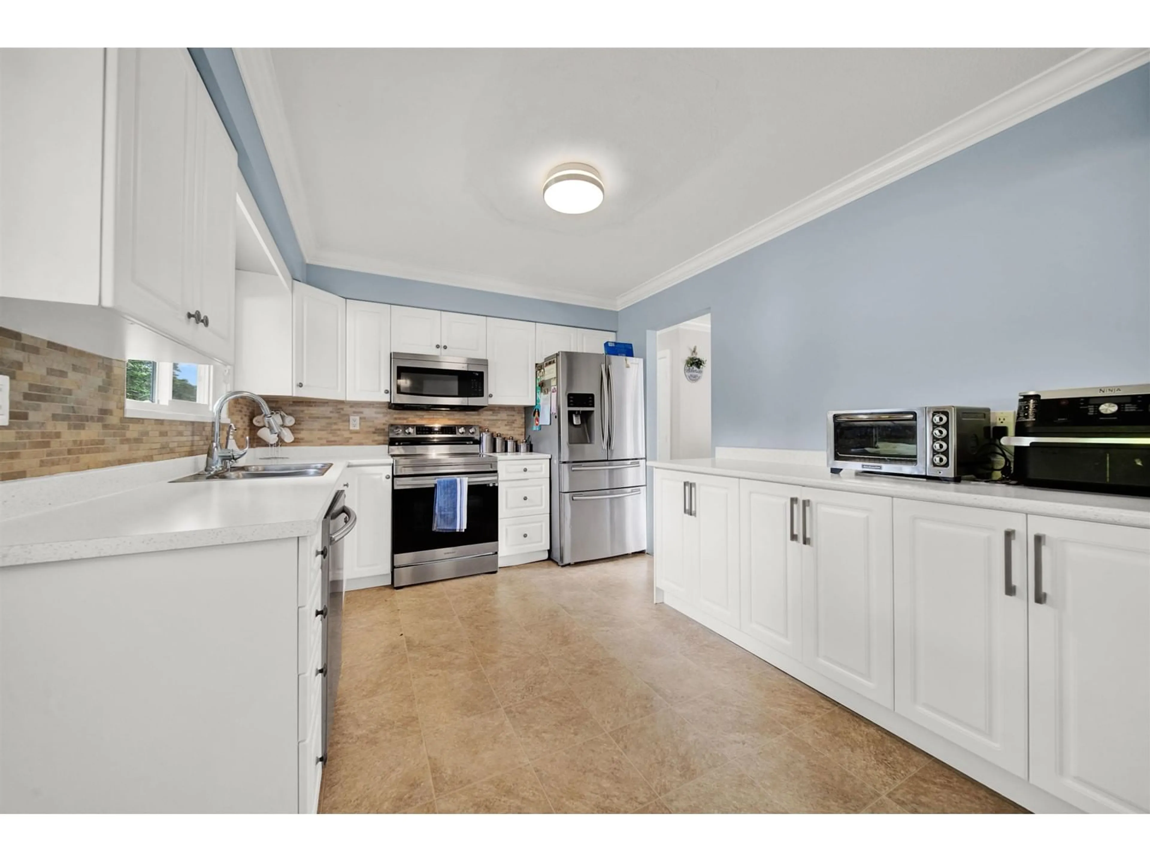 Standard kitchen, ceramic/tile floor for 9088 146A, Surrey British Columbia V3R6X7
