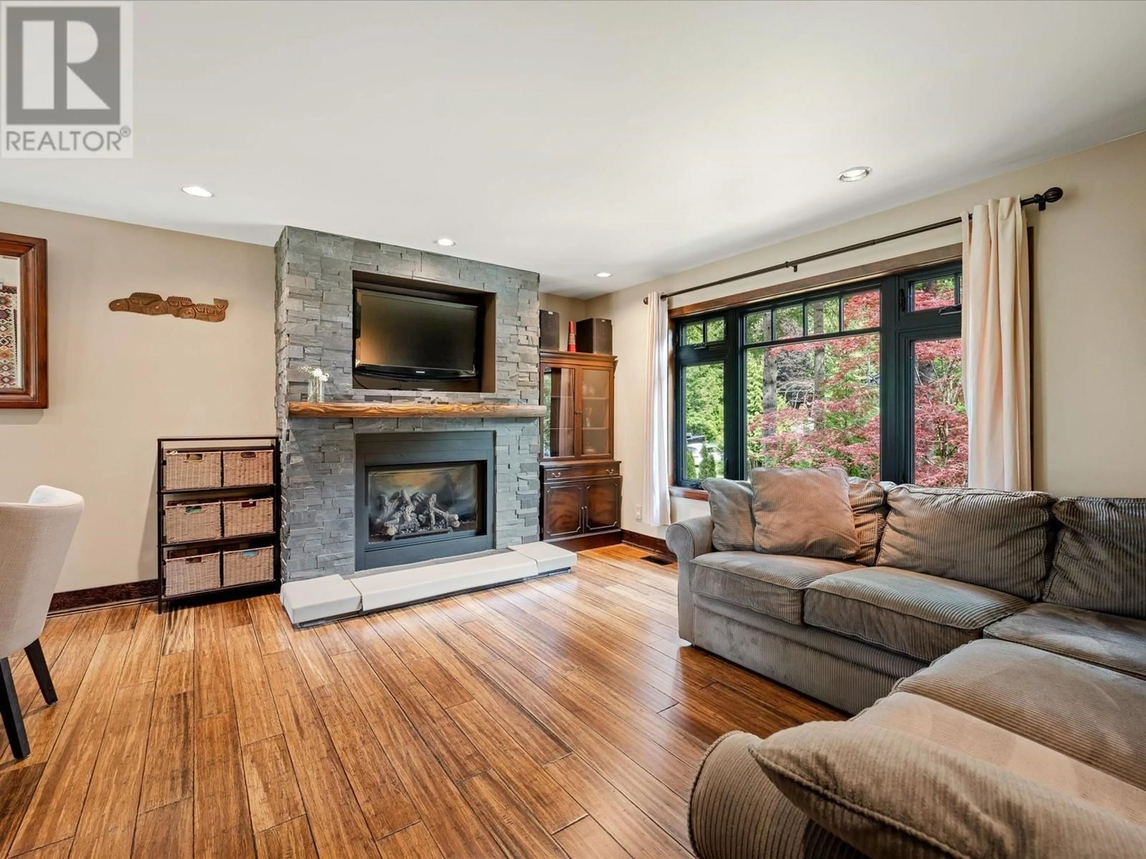 Living room with furniture, unknown for 40629 PERTH DRIVE, Squamish British Columbia V0N1T0