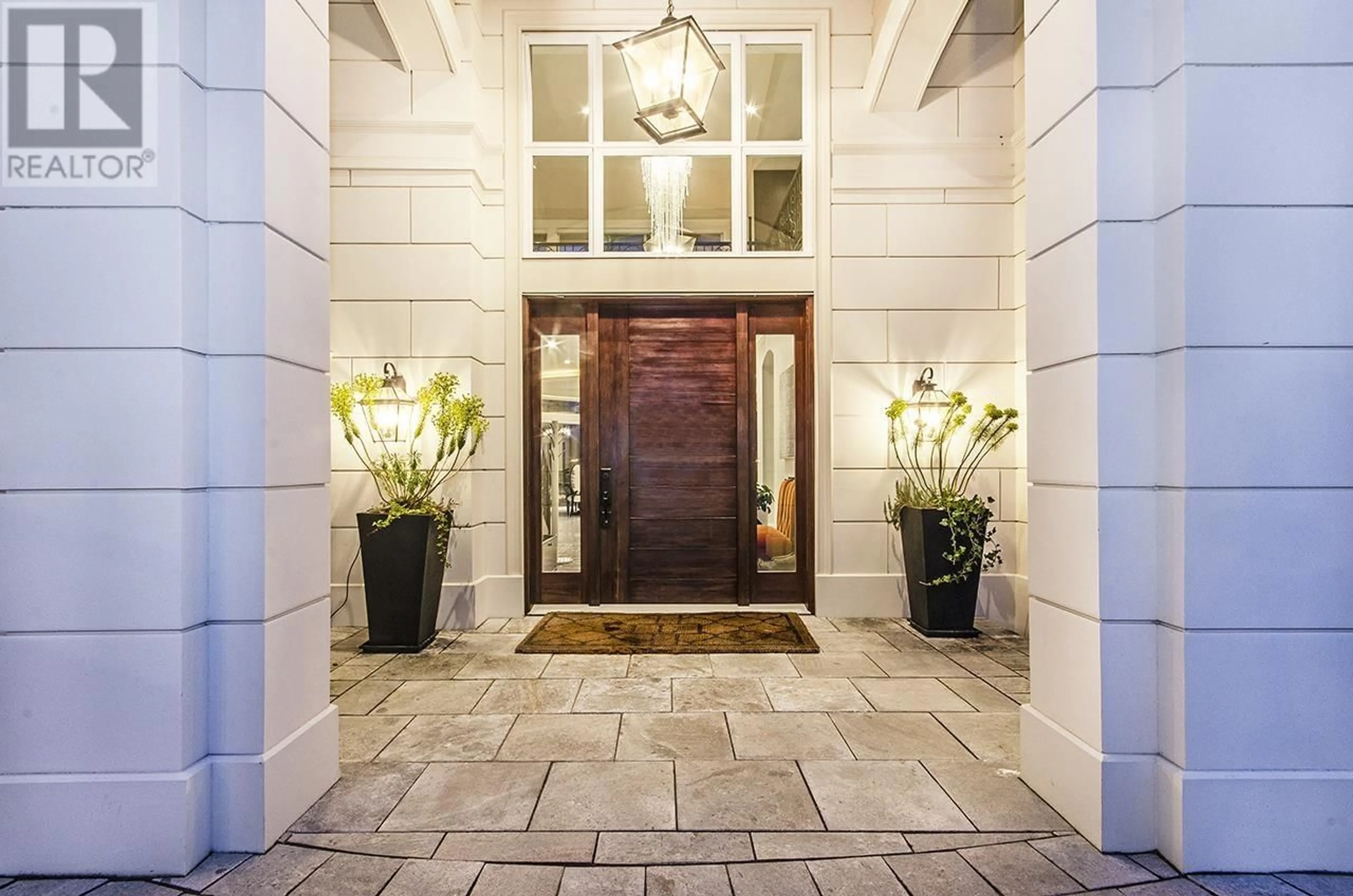 Indoor foyer for 890 KENWOOD ROAD, West Vancouver British Columbia V7S1S9