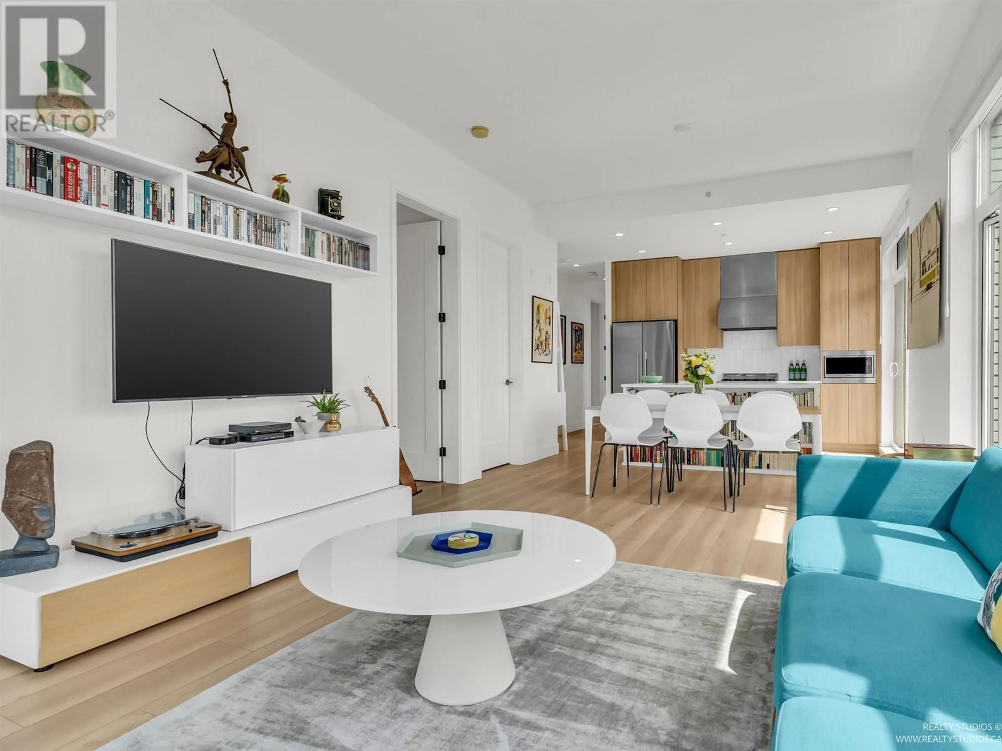 Living room with furniture, wood/laminate floor for 305 - 4118 YUKON STREET, Vancouver British Columbia V5Y0M9