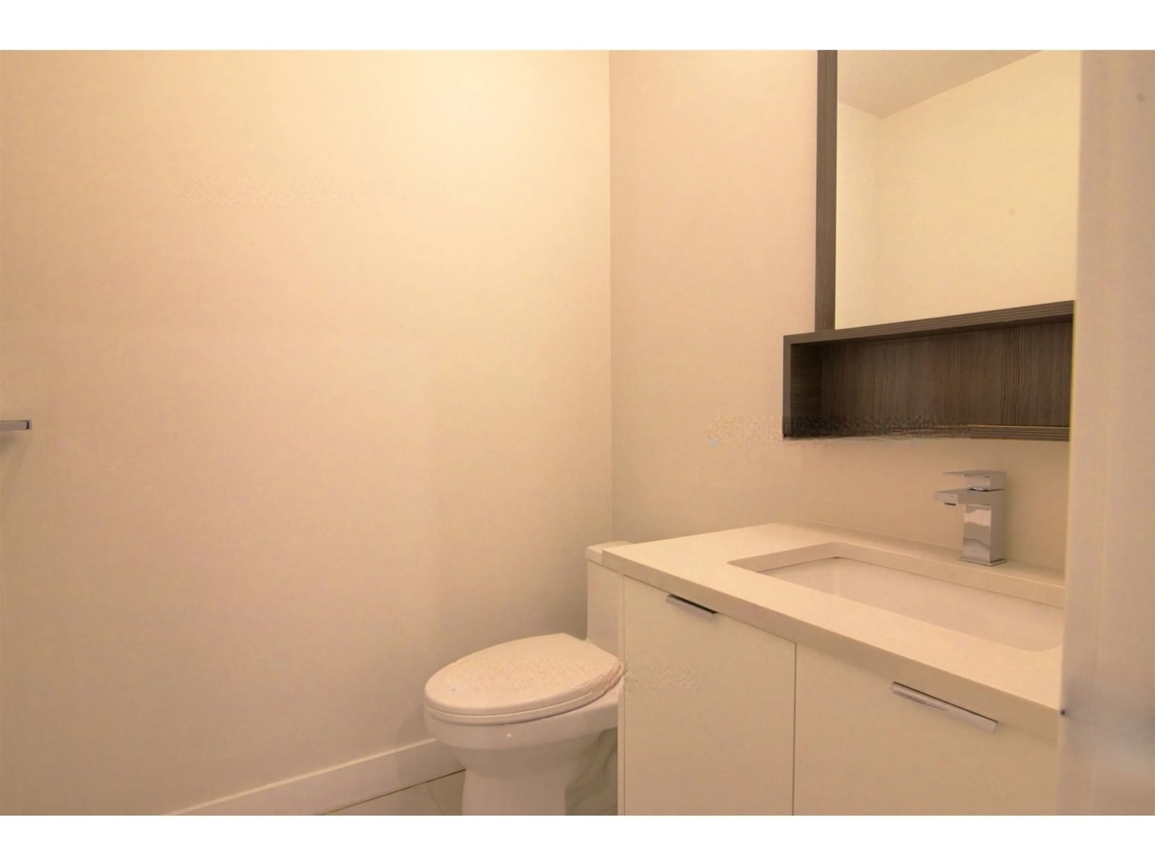 Standard bathroom, unknown for 209 - 14438 72, Surrey British Columbia V3S0B6