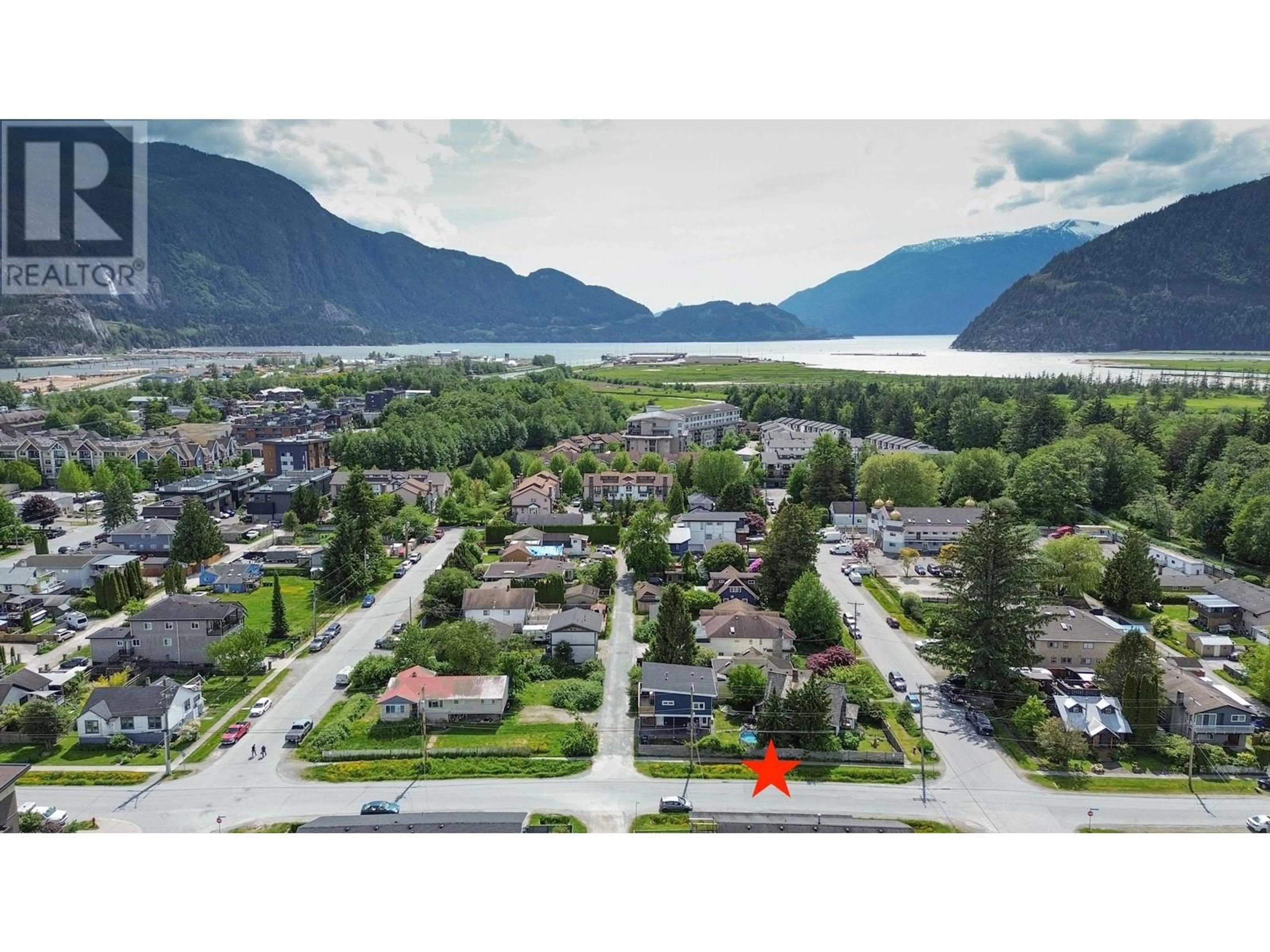 A pic from outside/outdoor area/front of a property/back of a property/a pic from drone, mountain view for 37992 FIFTH AVENUE, Squamish British Columbia V8B0B3