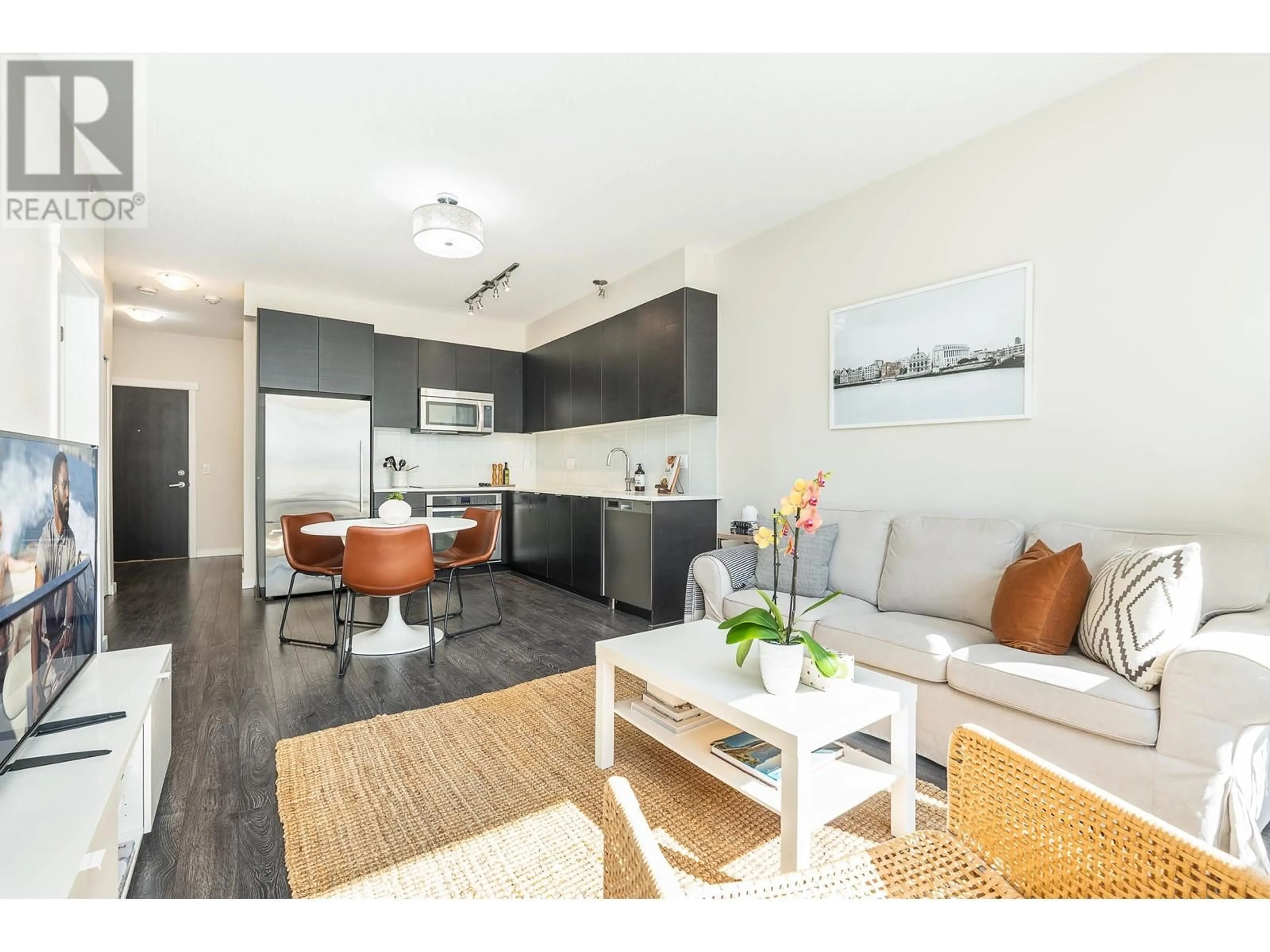 Open concept kitchen, wood/laminate floor for 517 - 2665 MOUNTAIN HIGHWAY, North Vancouver British Columbia V7J0A8