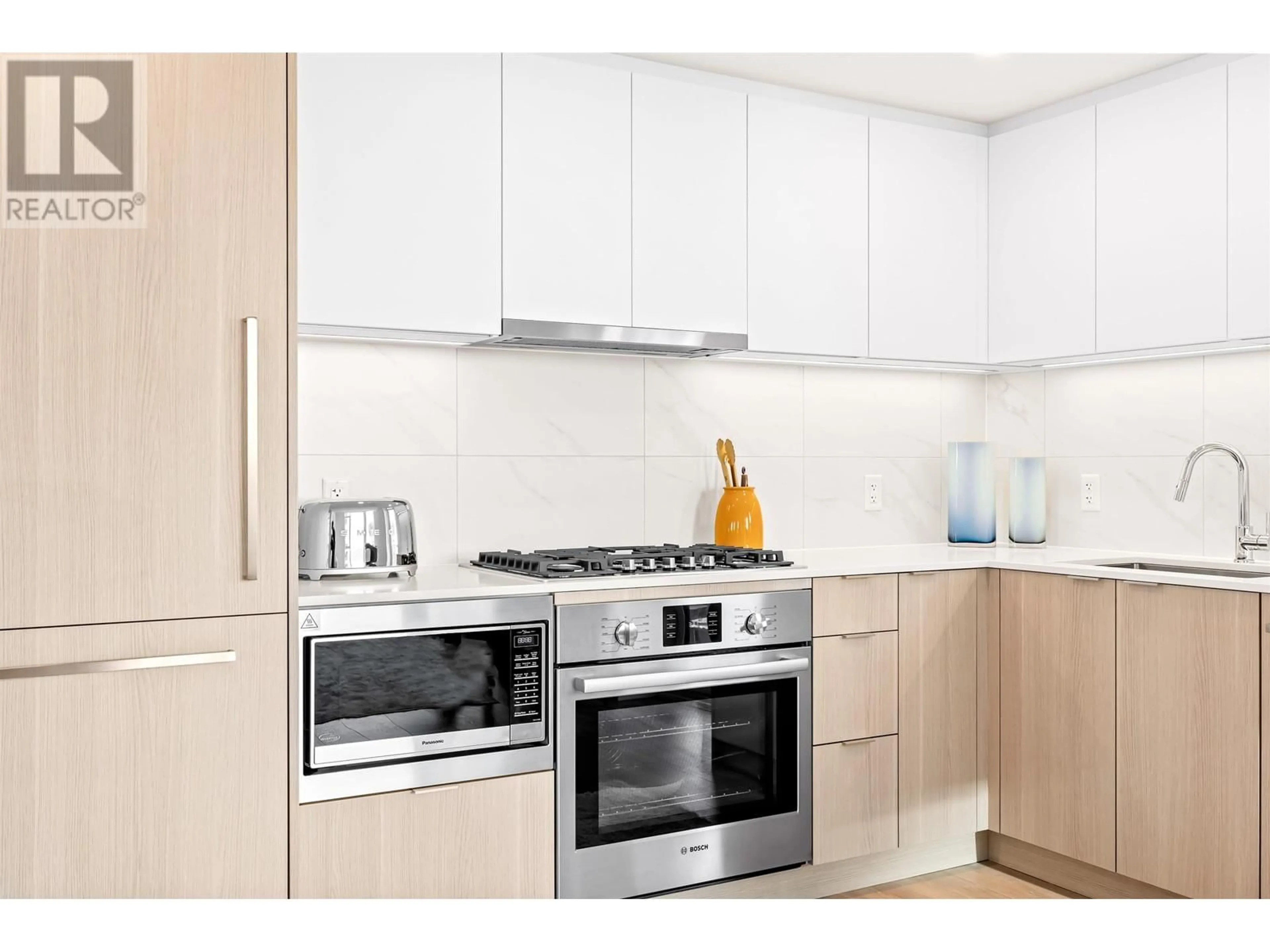 Standard kitchen, unknown for 2004 - 318 ALDERSON AVENUE, Coquitlam British Columbia V3K0J1