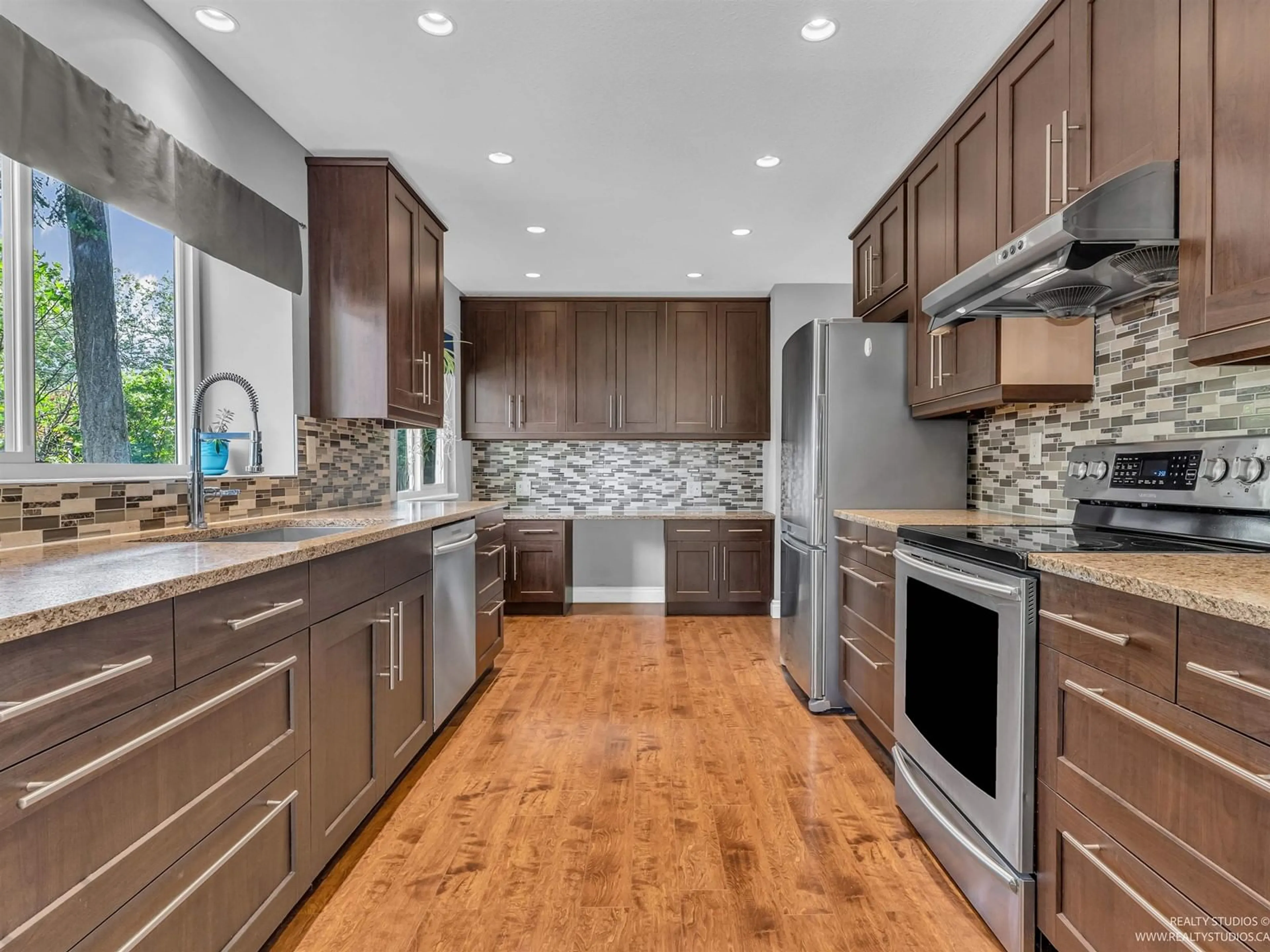 Open concept kitchen, unknown for 12966 61B, Surrey British Columbia V3X3G5