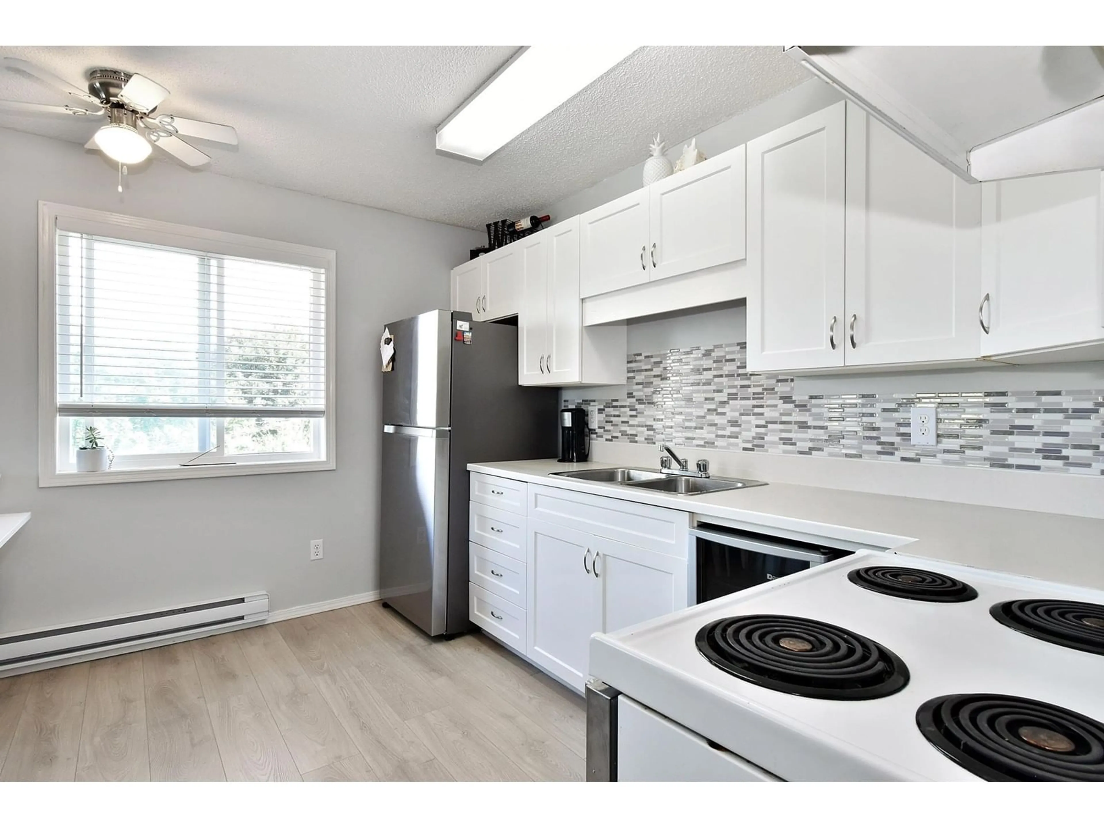 Standard kitchen, unknown for 12 - 46160 PRINCESS AVENUE, Chilliwack British Columbia V2P2A7