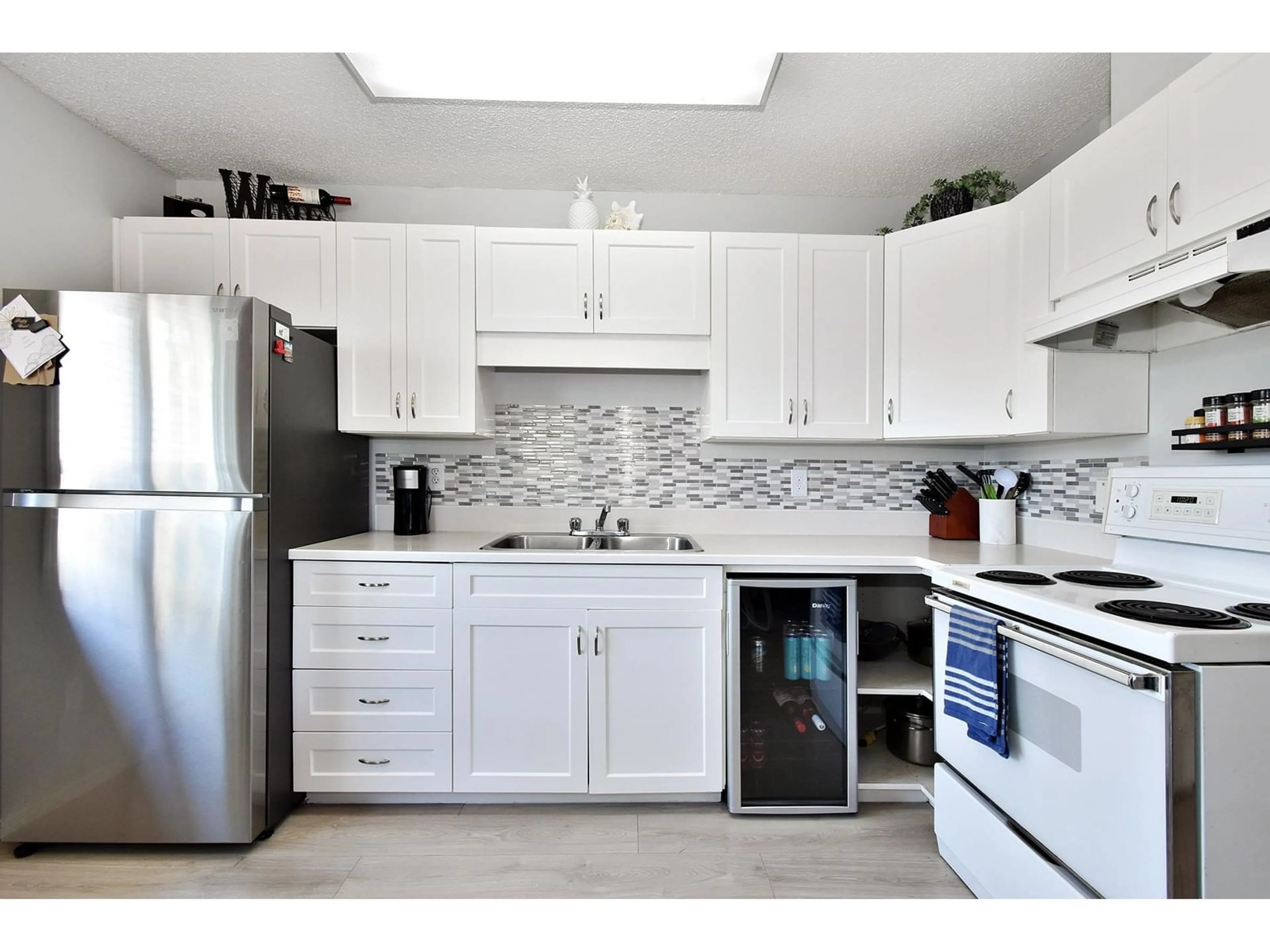 Standard kitchen, ceramic/tile floor for 12 - 46160 PRINCESS AVENUE, Chilliwack British Columbia V2P2A7