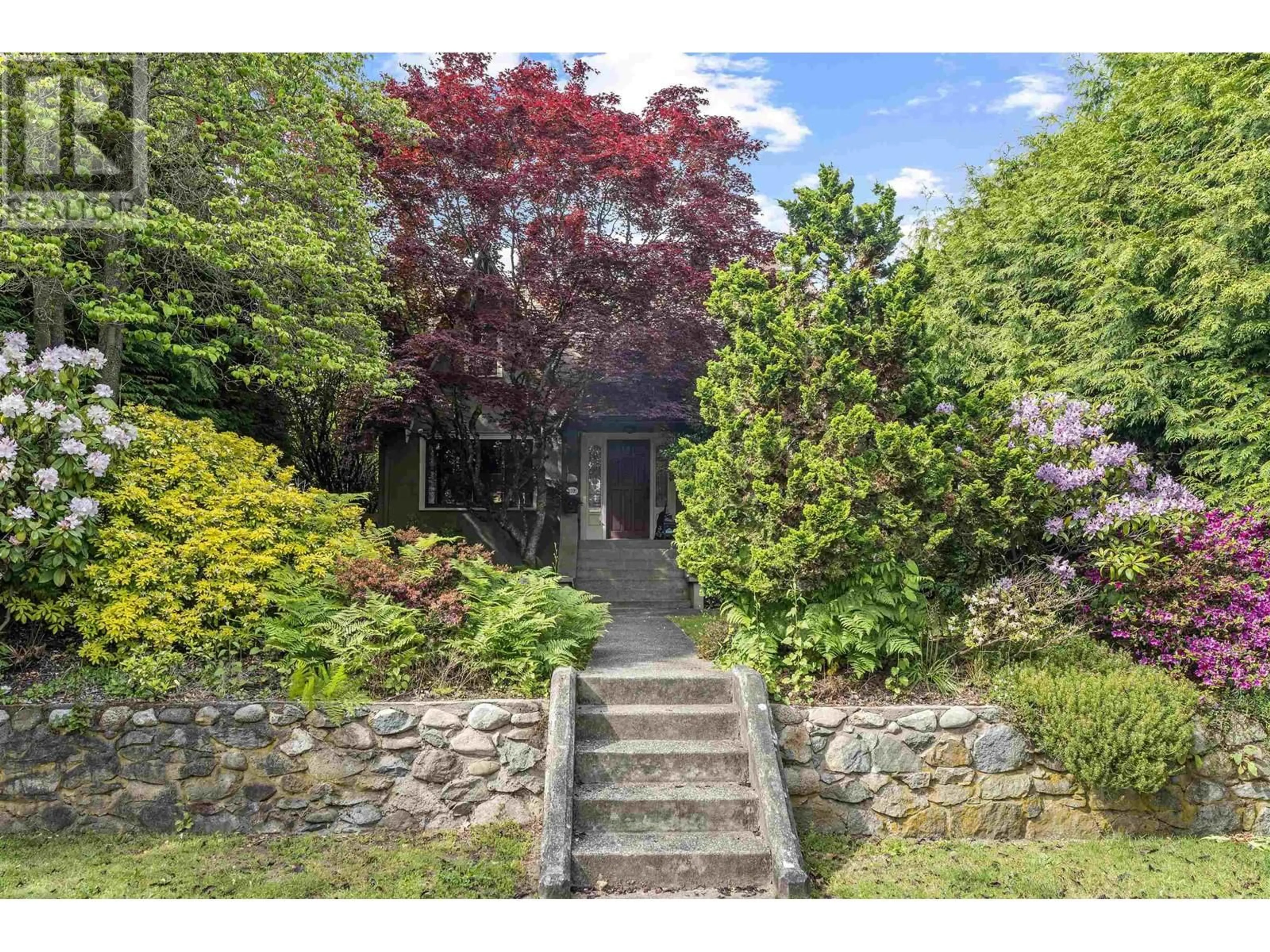 A pic from outside/outdoor area/front of a property/back of a property/a pic from drone, street for 3391 32ND AVENUE, Vancouver British Columbia V6S1Y8