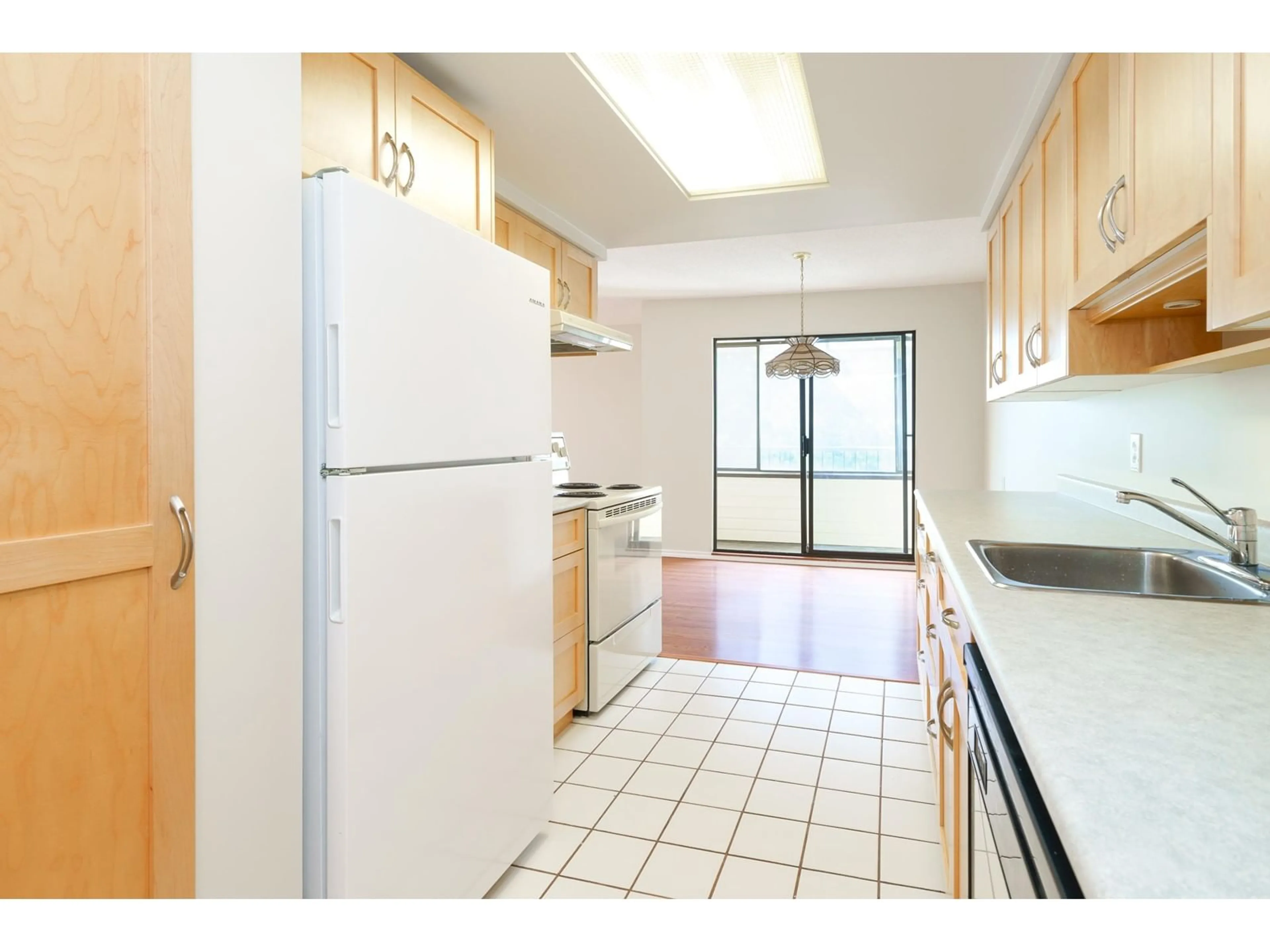 Standard kitchen, unknown for 312 - 20460 54, Langley British Columbia V3A6N6