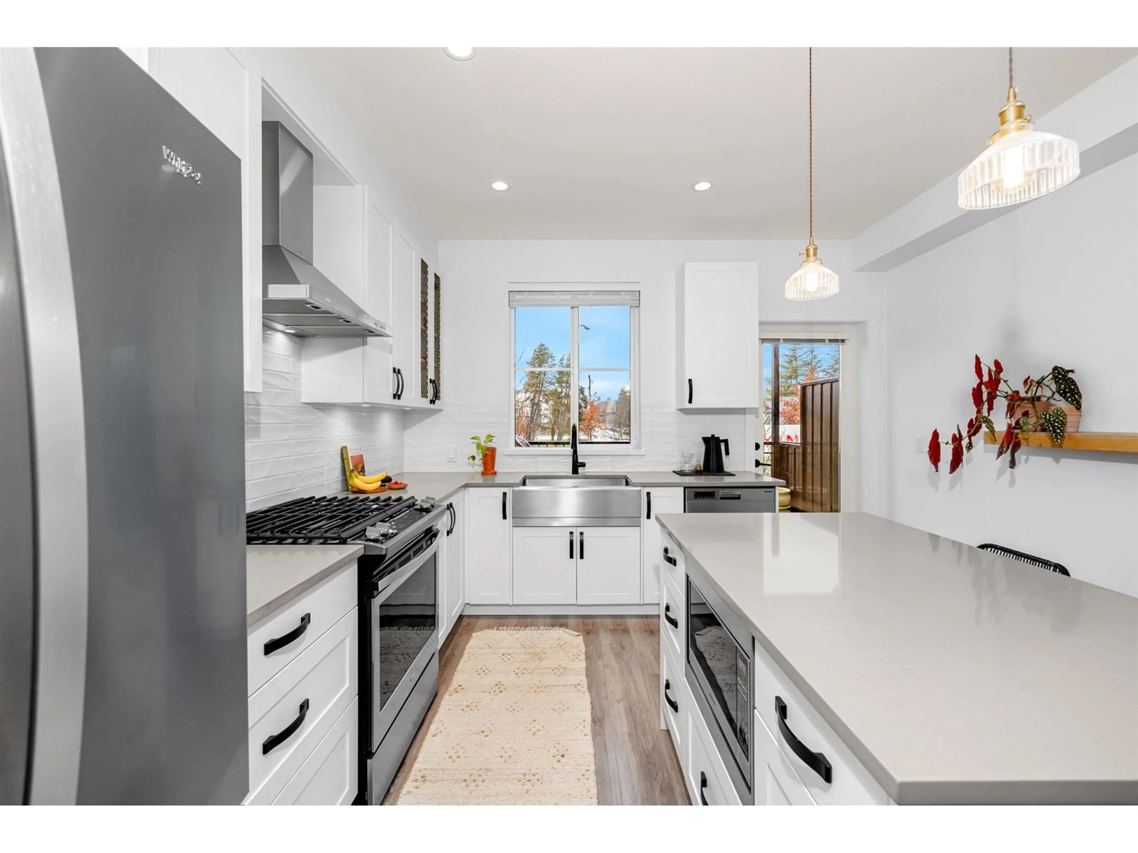 Open concept kitchen, ceramic/tile floor for 22 - 5945 176A, Surrey British Columbia V3S0A2