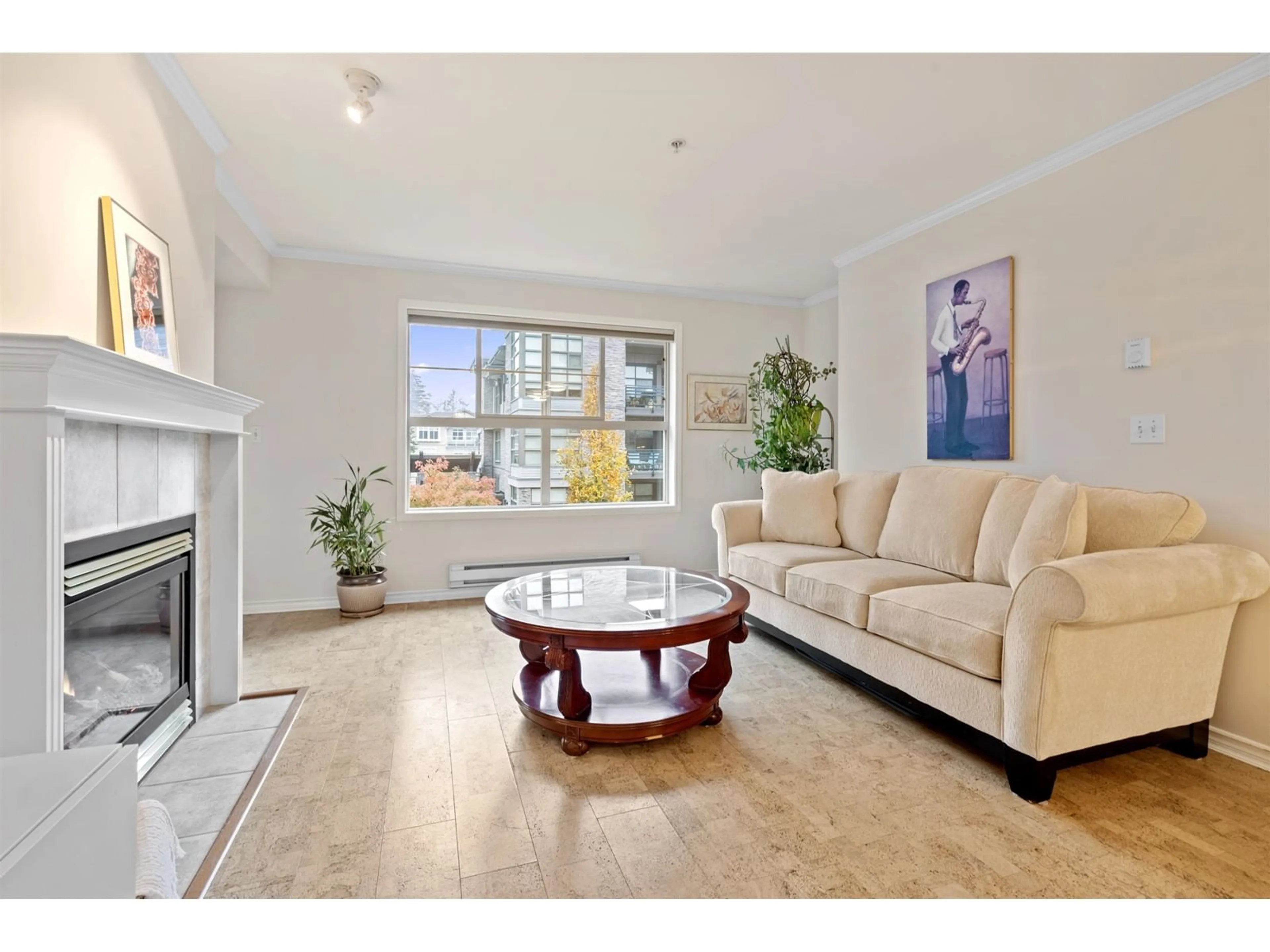 Living room with furniture, unknown for 302 - 15325 17, Surrey British Columbia V4A1T8