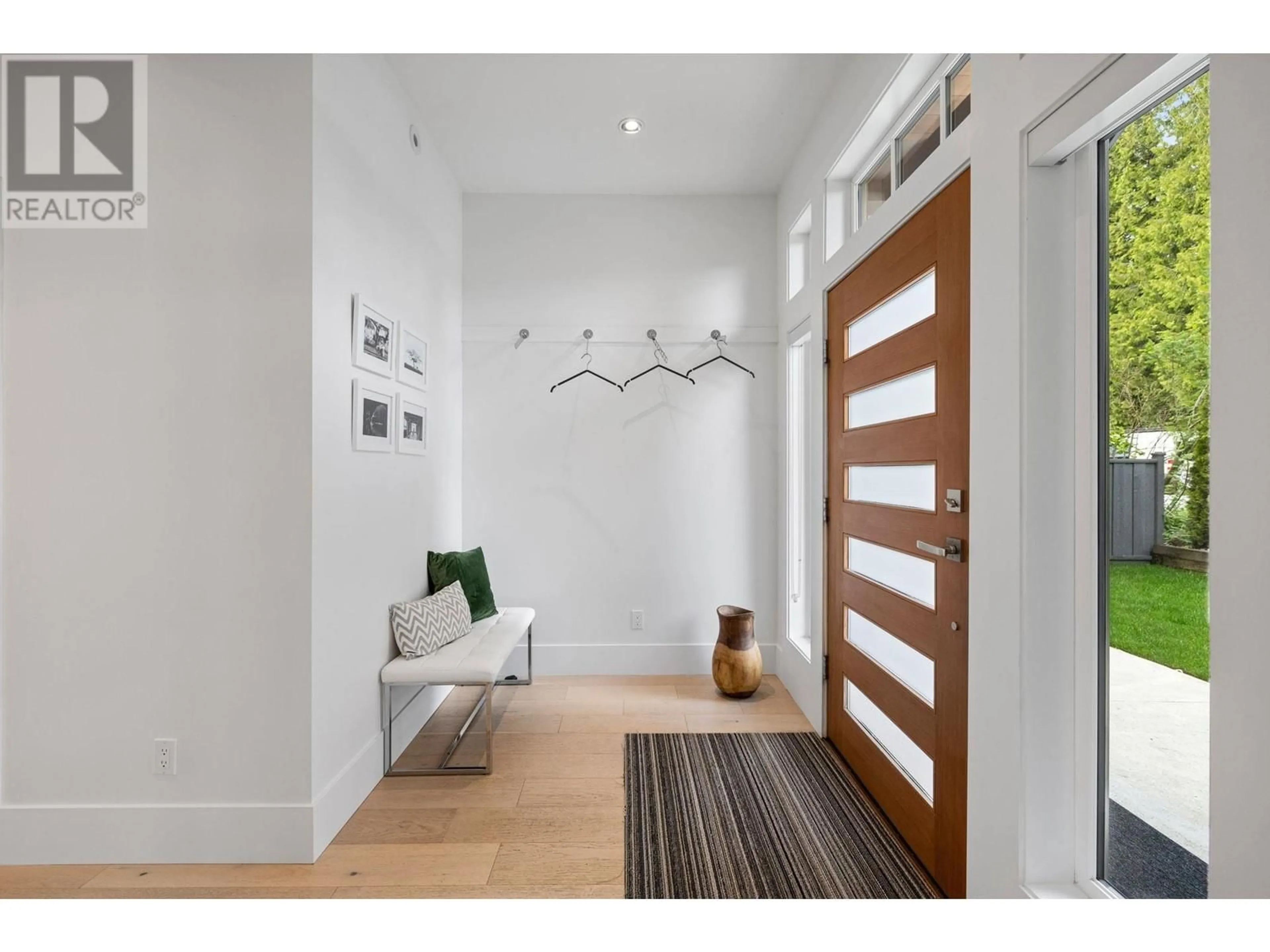 Indoor entryway for 3836 ETON STREET, Burnaby British Columbia V5C1J4