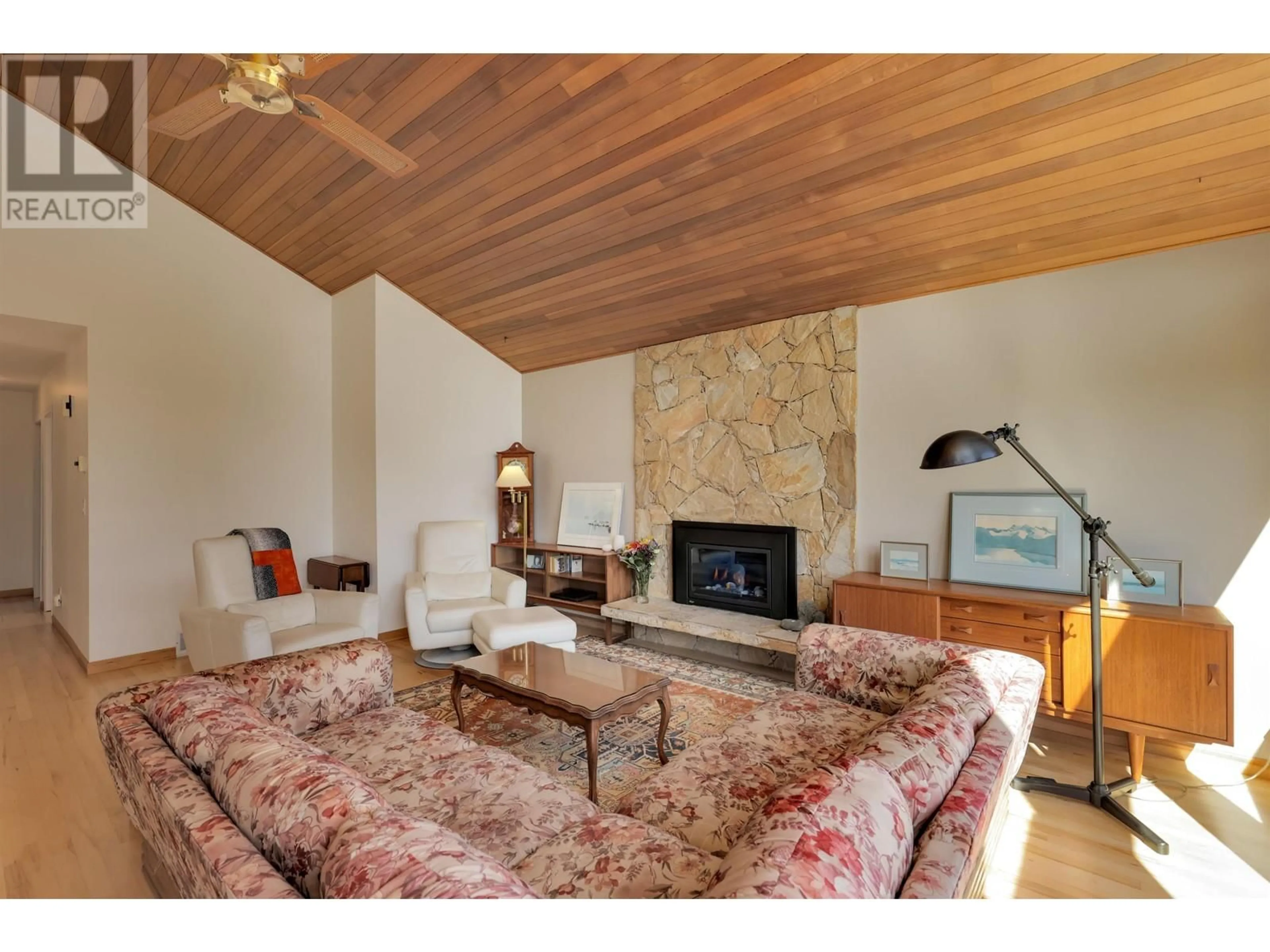 Living room with furniture, unknown for 4638 LOCKEHAVEN PLACE, North Vancouver British Columbia V7G2B8
