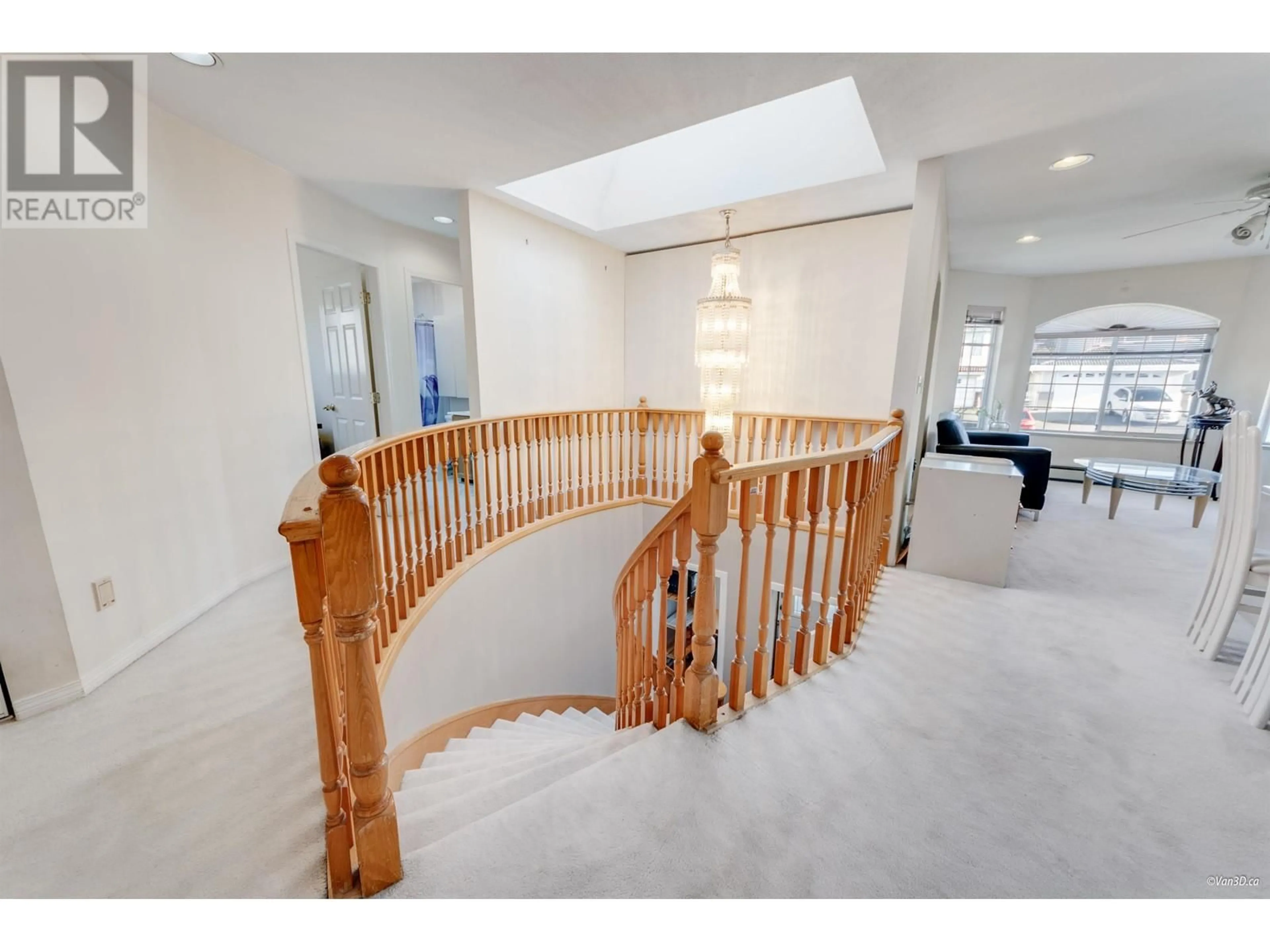 Indoor foyer for 7351 12TH AVENUE, Burnaby British Columbia V3N2J8