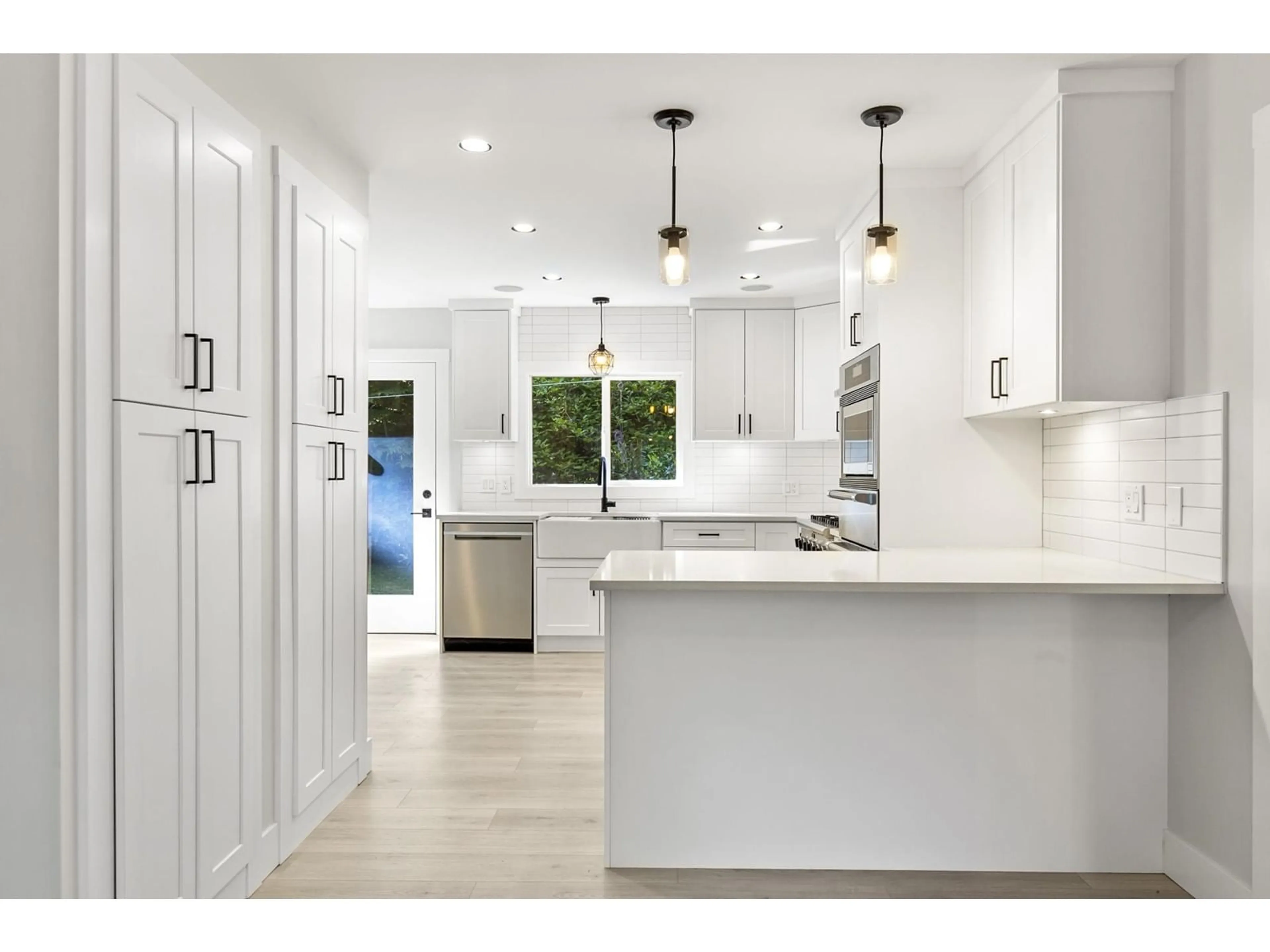 Open concept kitchen, ceramic/tile floor for 12433 CASCADE, Mission British Columbia V2V7G9