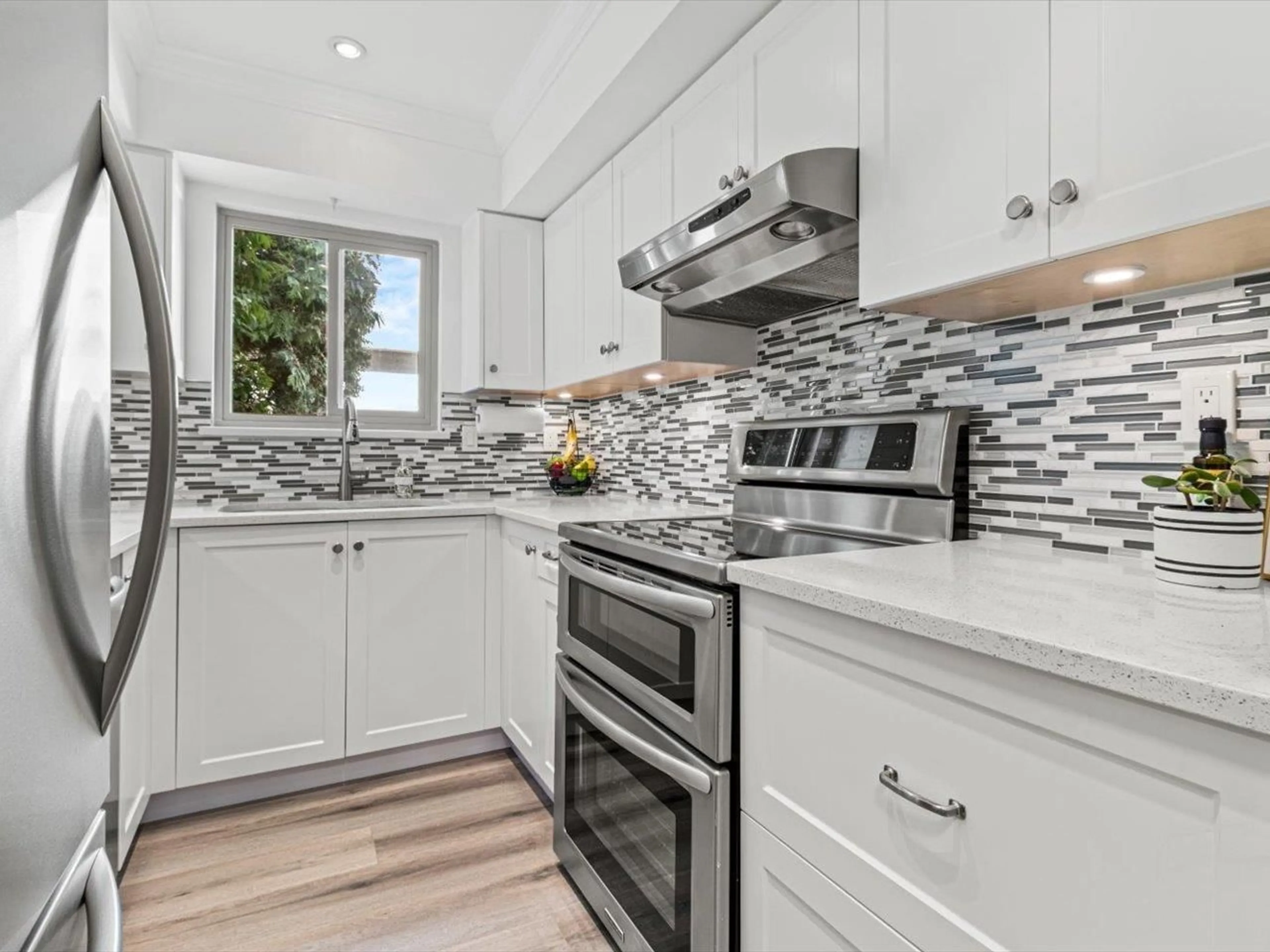 Open concept kitchen, ceramic/tile floor for 1483 MERKLIN, White Rock British Columbia V4B4C4