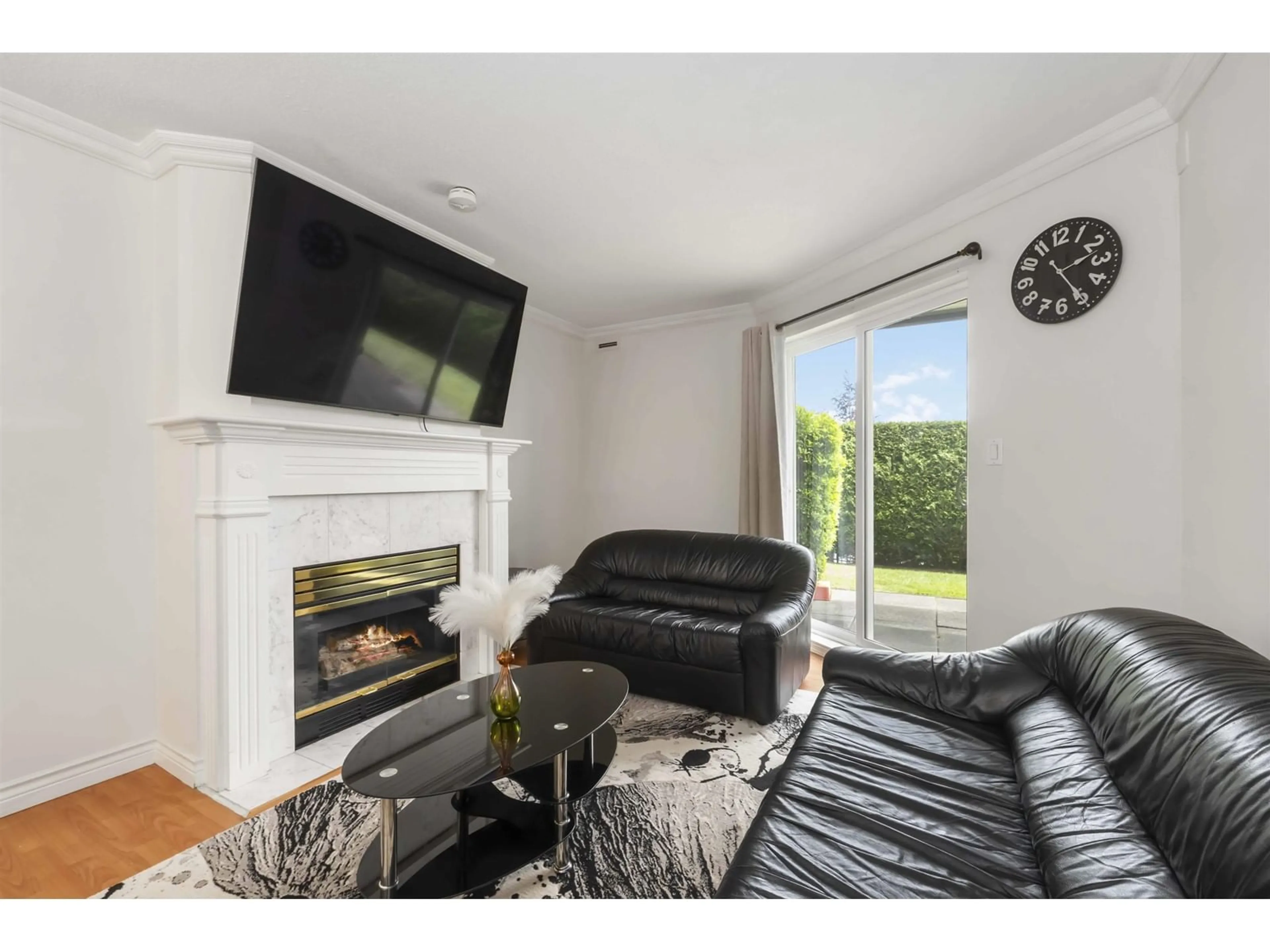 Living room with furniture, wood/laminate floor for 108 - 15150 108, Surrey British Columbia V3R0V1