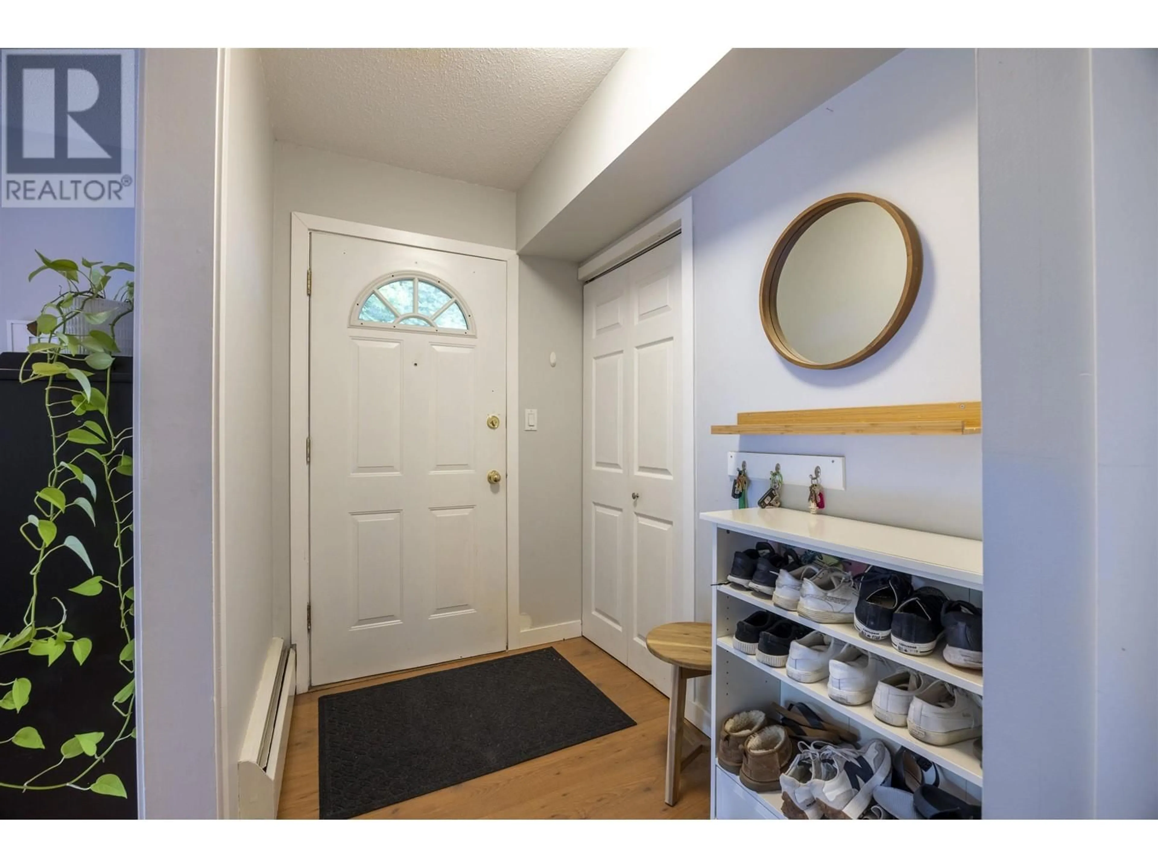 Indoor entryway for 58 - 926 PREMIER STREET, North Vancouver British Columbia V7J2G9