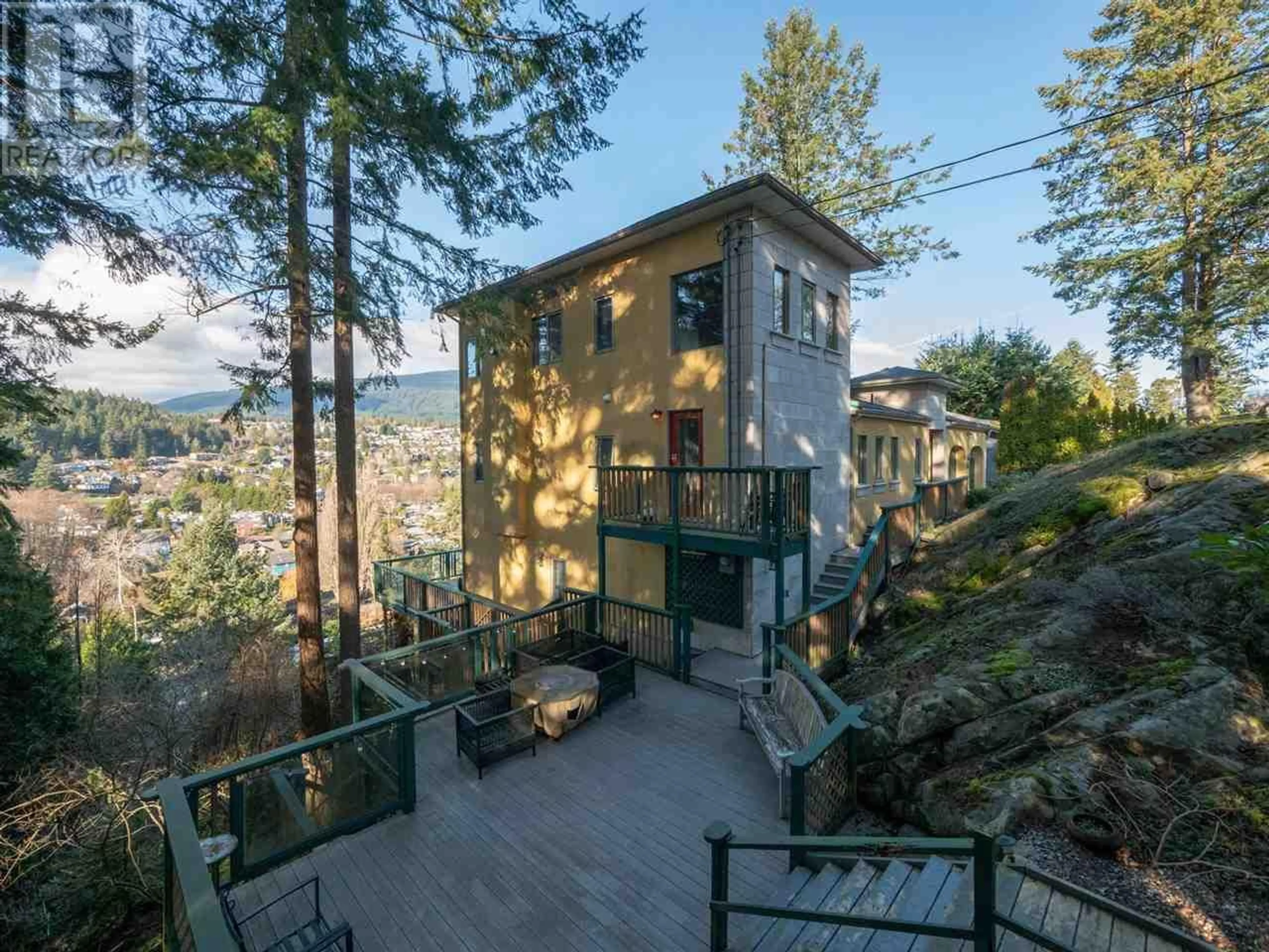 Patio, mountain view for 313 SKYLINE DRIVE, Gibsons British Columbia V0N1V8