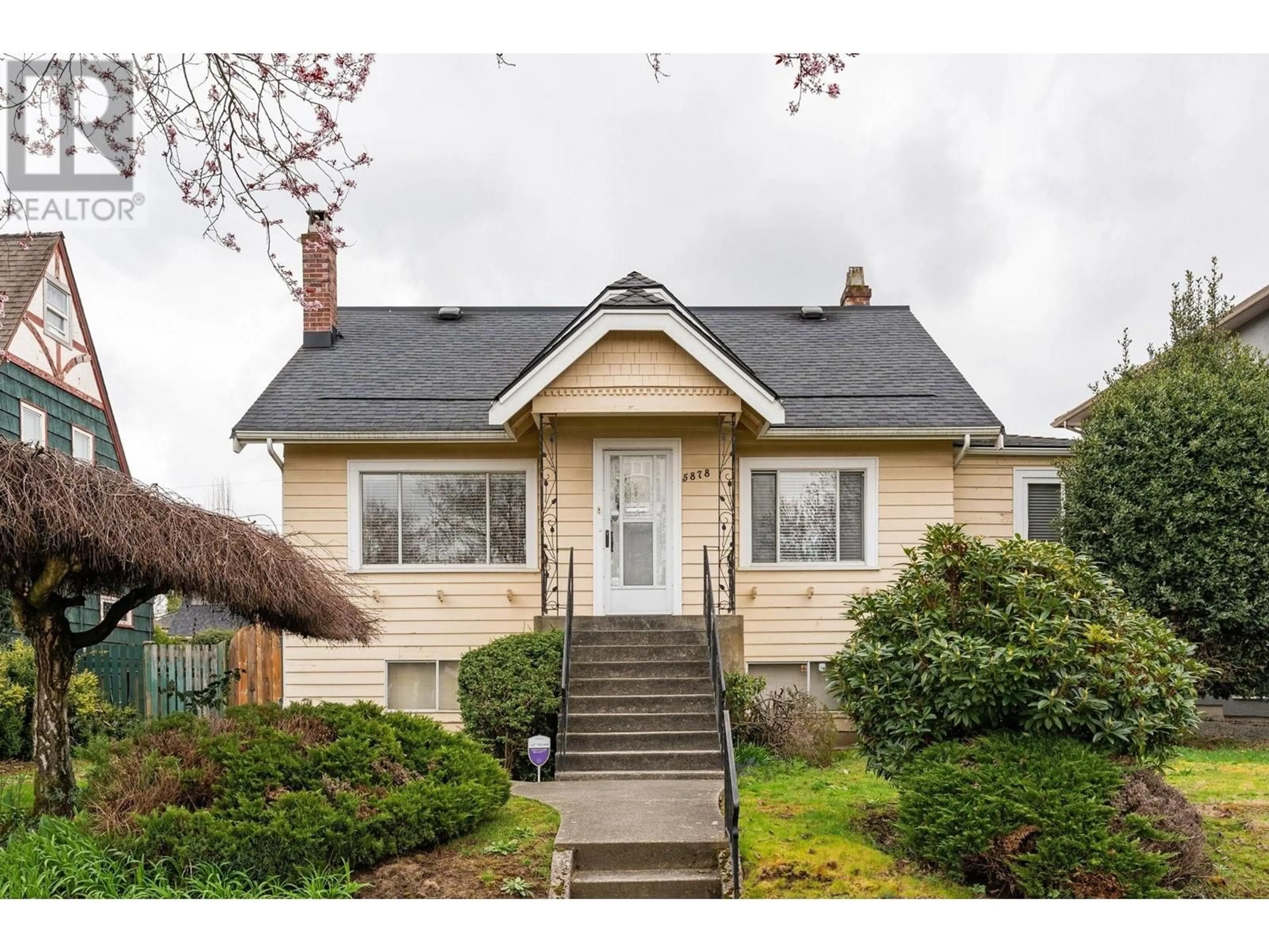 Home with vinyl exterior material, street for 5878 ARLINGTON STREET, Vancouver British Columbia V5R4N3