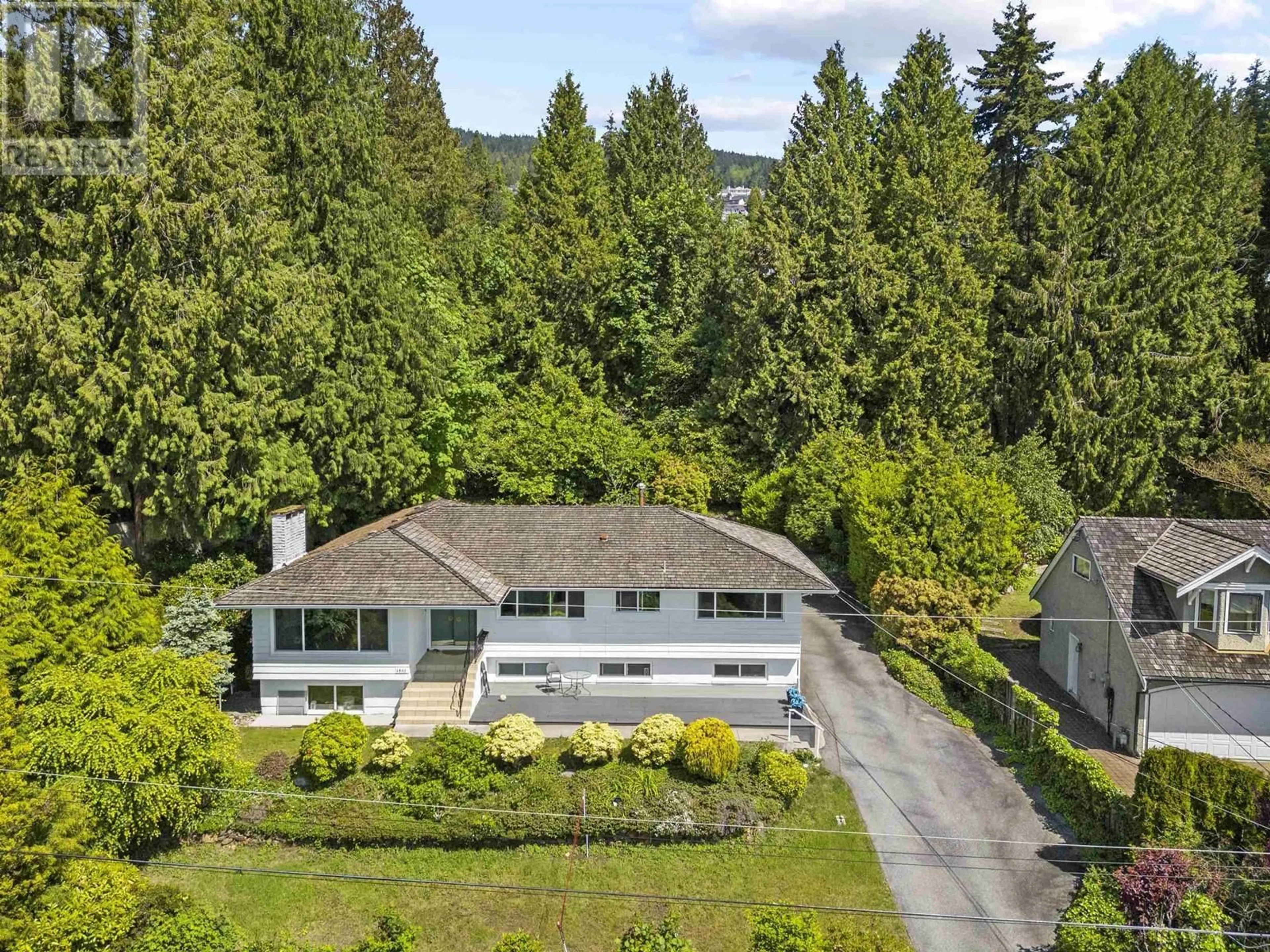 A pic from outside/outdoor area/front of a property/back of a property/a pic from drone, unknown for 1895 ROSEBERY AVENUE, West Vancouver British Columbia V7V2Z5
