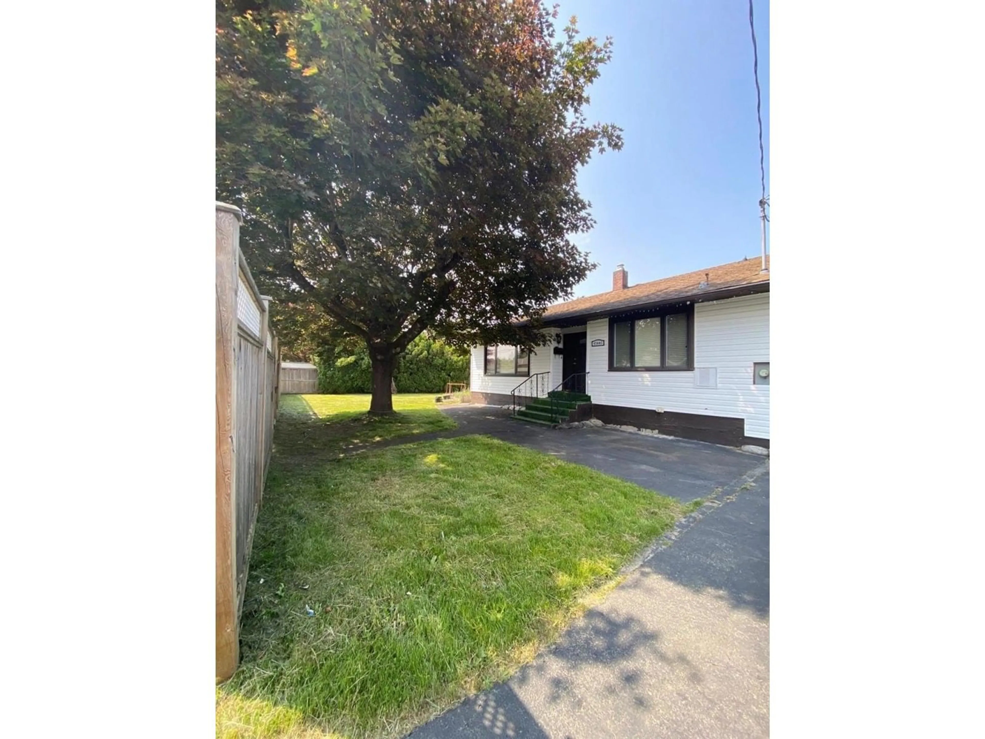 A pic from outside/outdoor area/front of a property/back of a property/a pic from drone, street for 45685 HERRON AVENUE, Chilliwack British Columbia V2P3G8