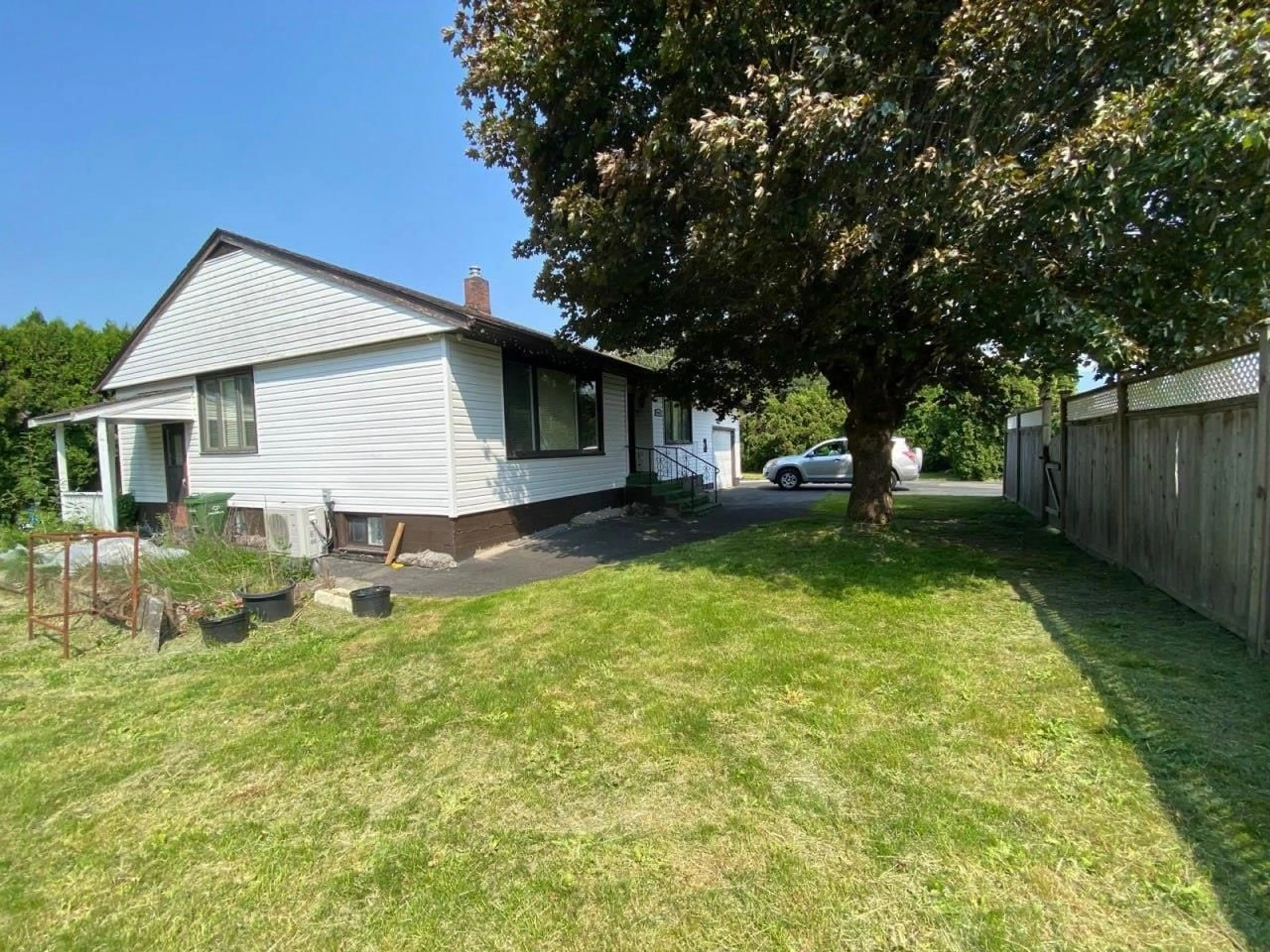 A pic from outside/outdoor area/front of a property/back of a property/a pic from drone, street for 45685 HERRON AVENUE, Chilliwack British Columbia V2P3G8