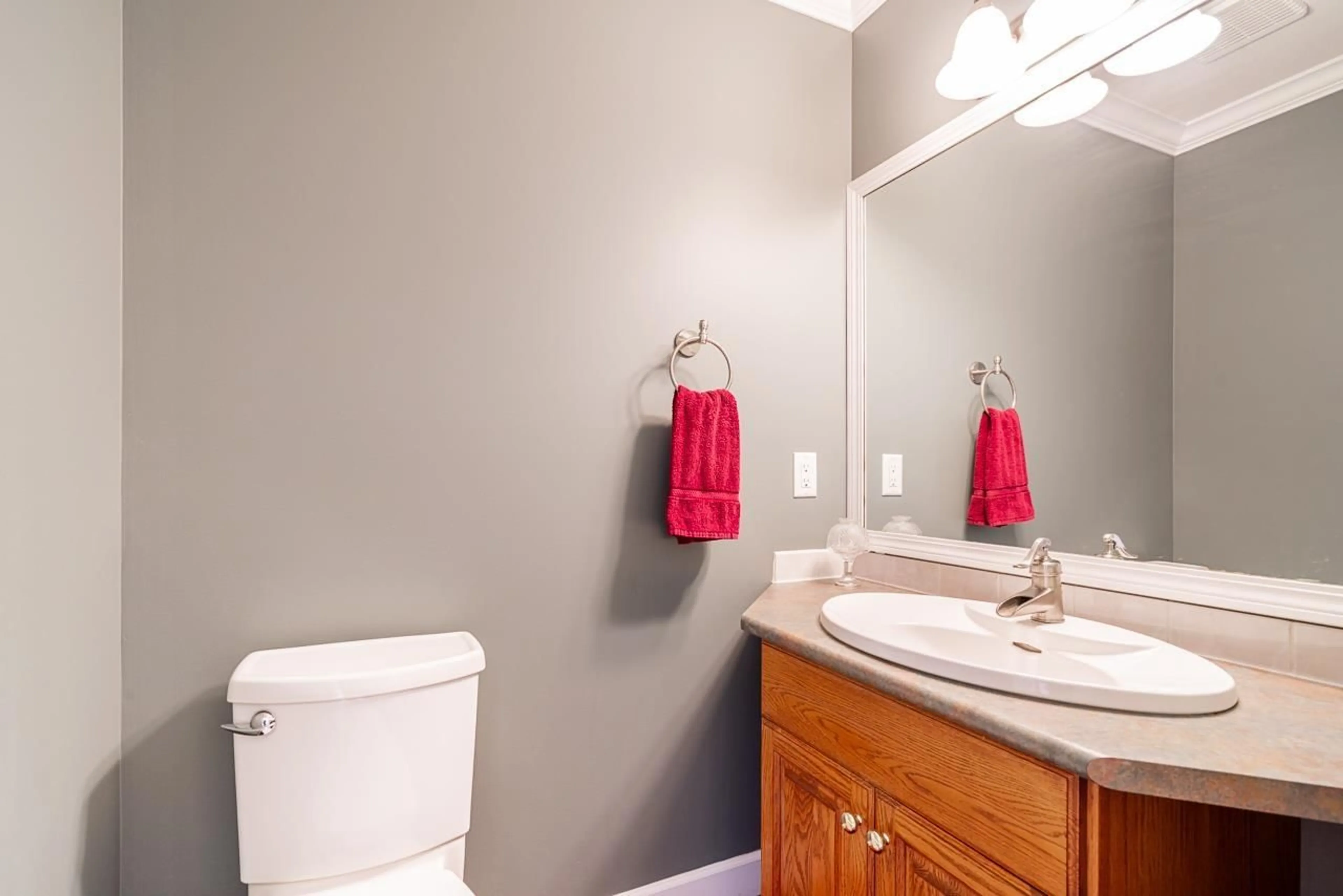 Standard bathroom, ceramic/tile floor for 9143 159, Surrey British Columbia V4N2X4