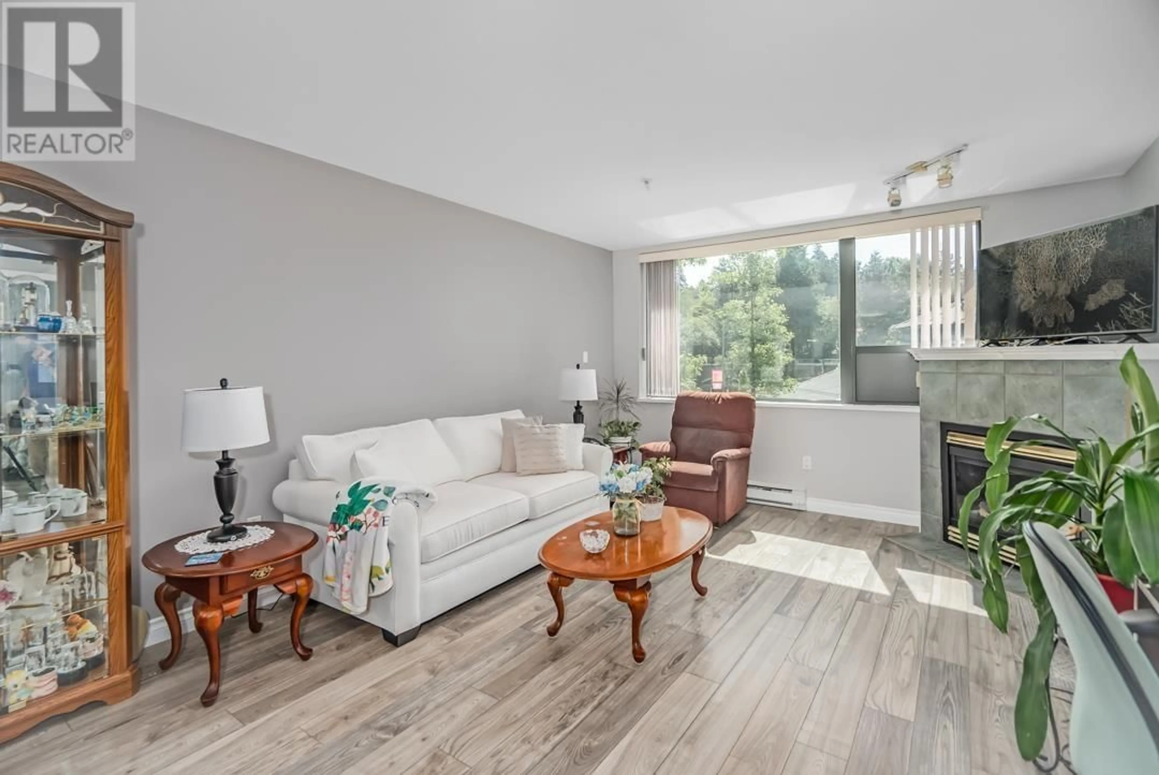 Living room with furniture, unknown for 219 - 225 NEWPORT DRIVE, Port Moody British Columbia V3H5C7