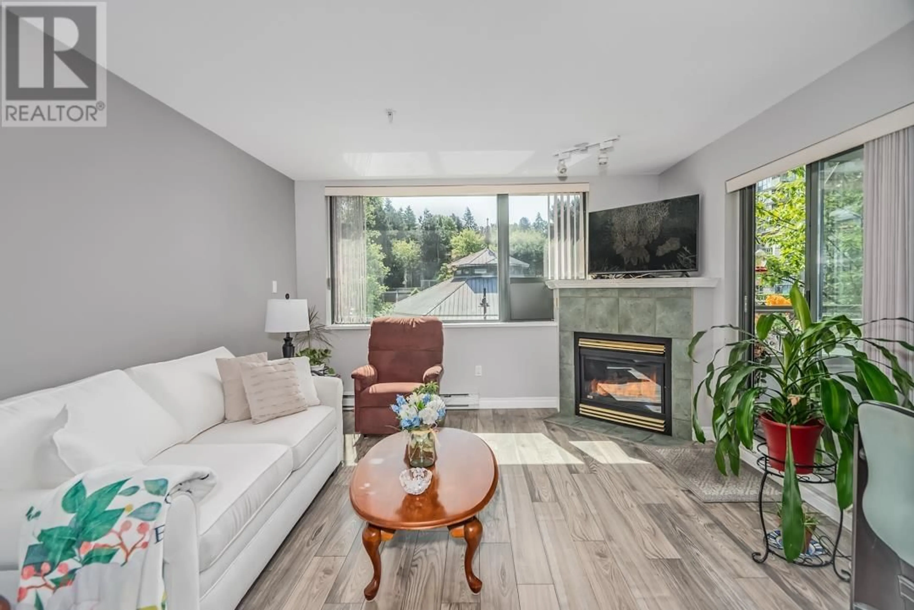 Living room with furniture, unknown for 219 - 225 NEWPORT DRIVE, Port Moody British Columbia V3H5C7