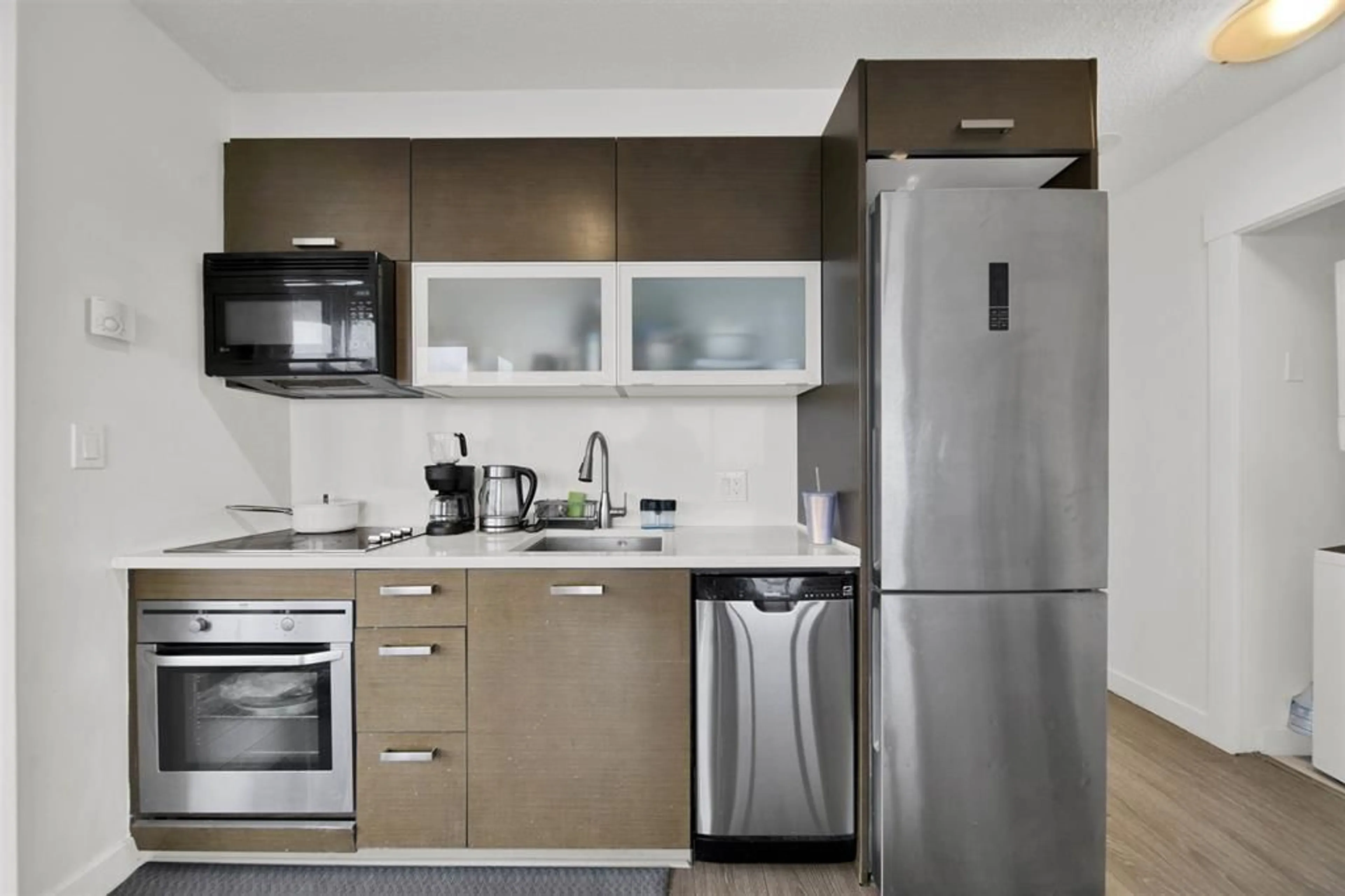Standard kitchen, unknown for 1509 - 13380 108, Surrey British Columbia V3T0E7