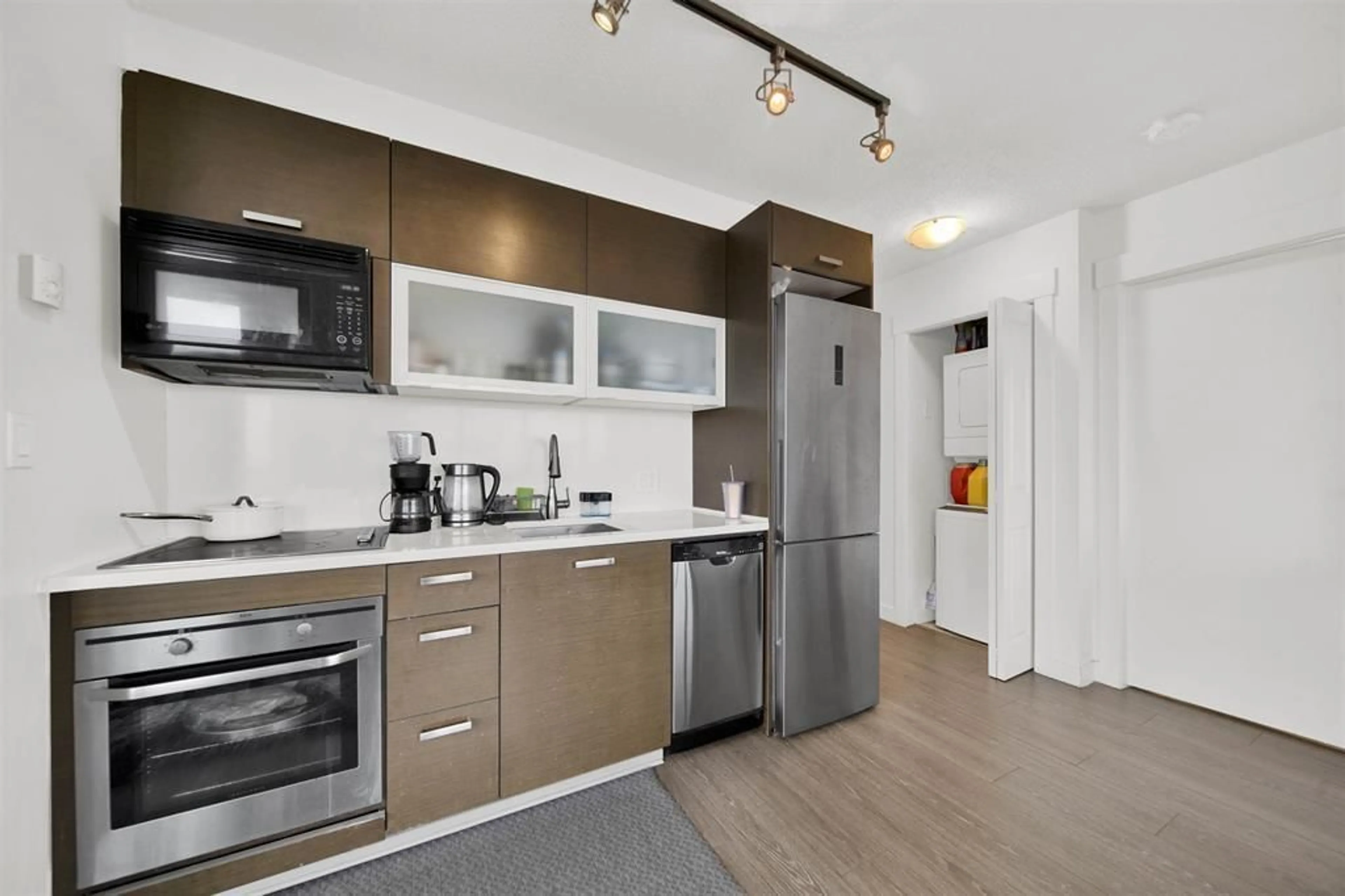 Standard kitchen, unknown for 1509 - 13380 108, Surrey British Columbia V3T0E7