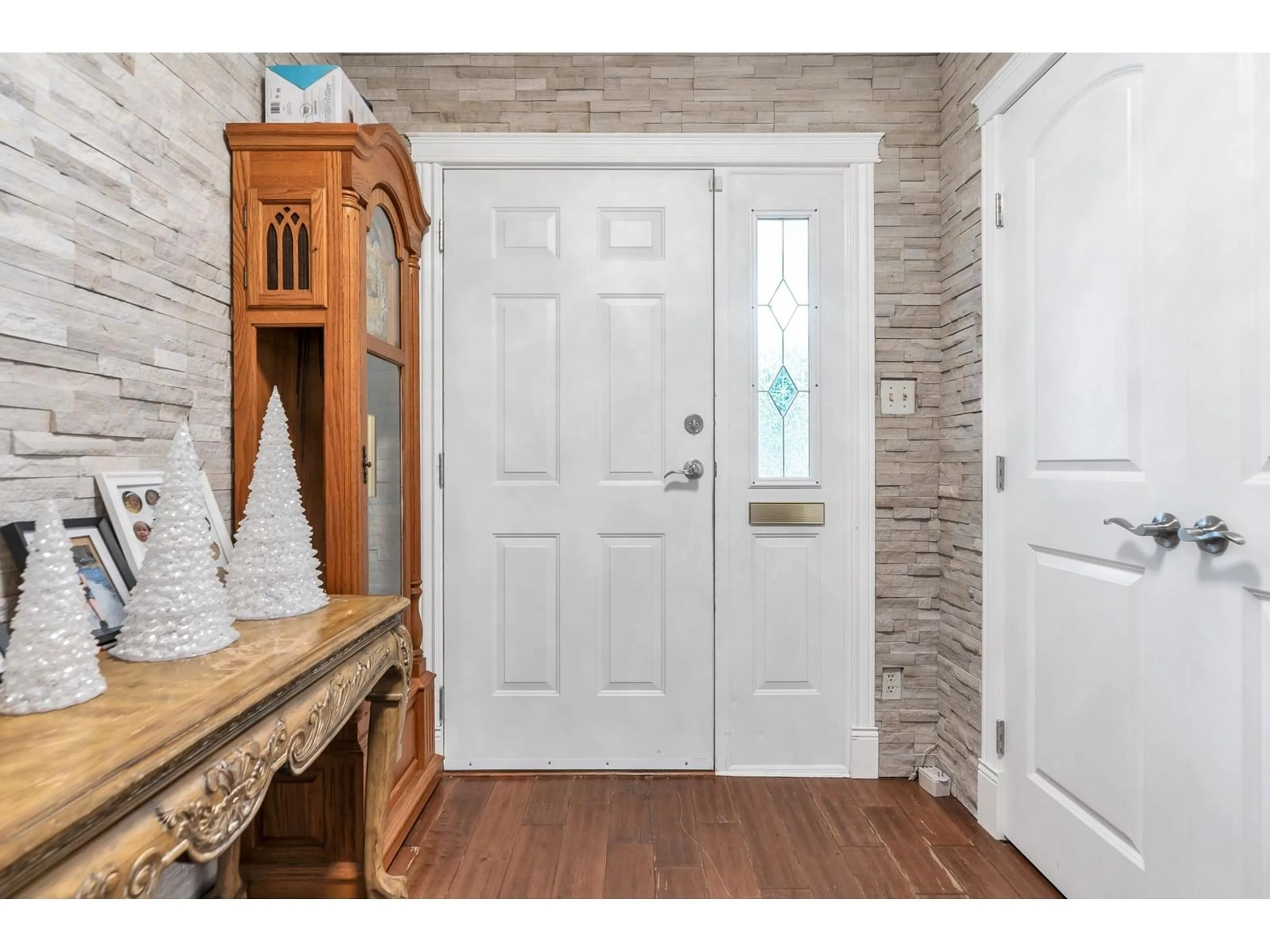 Indoor entryway for 32358 MCBRIDE, Mission British Columbia V2V6A2