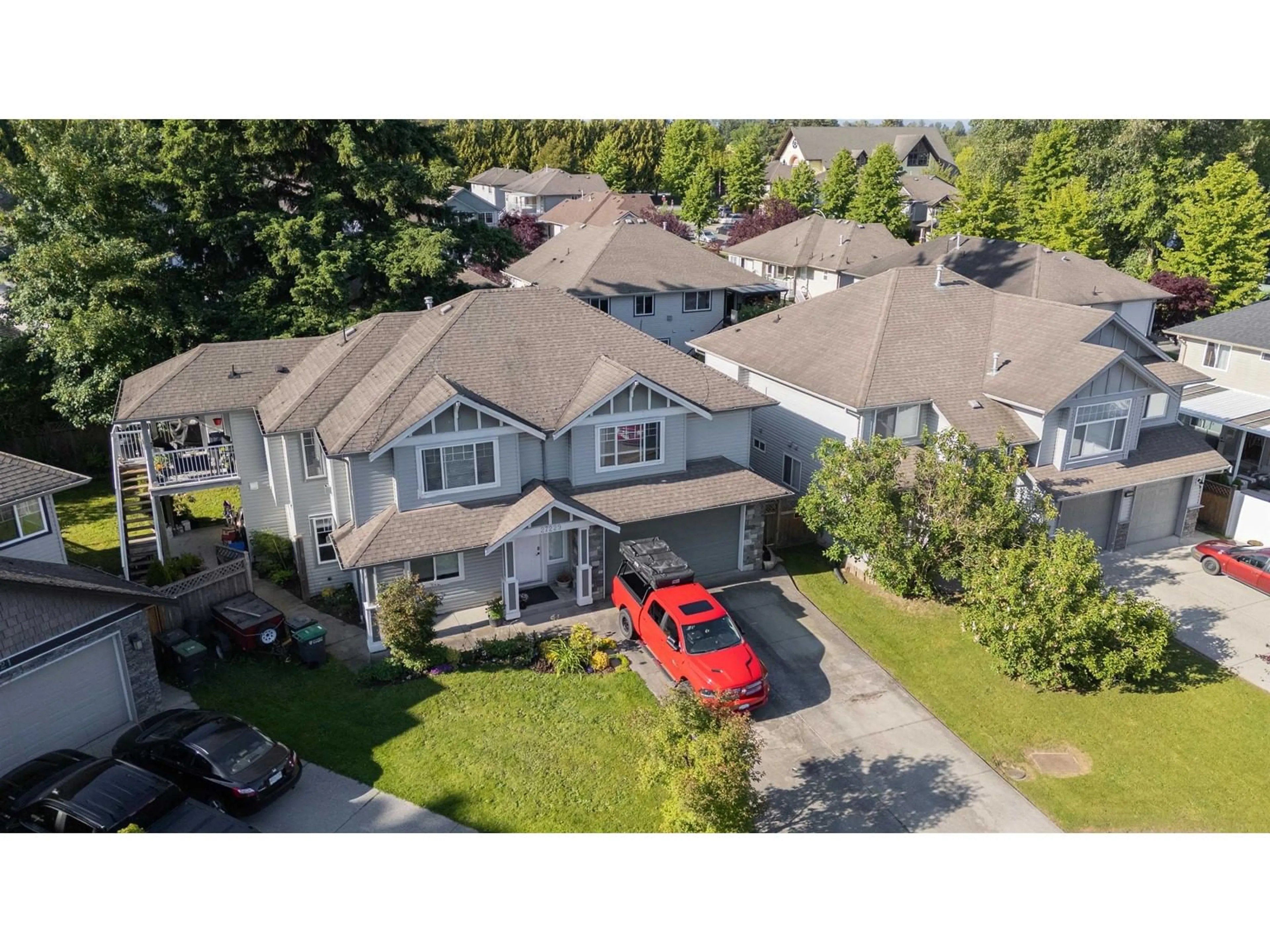 A pic from outside/outdoor area/front of a property/back of a property/a pic from drone, street for 27229 27, Langley British Columbia V4W3Y8
