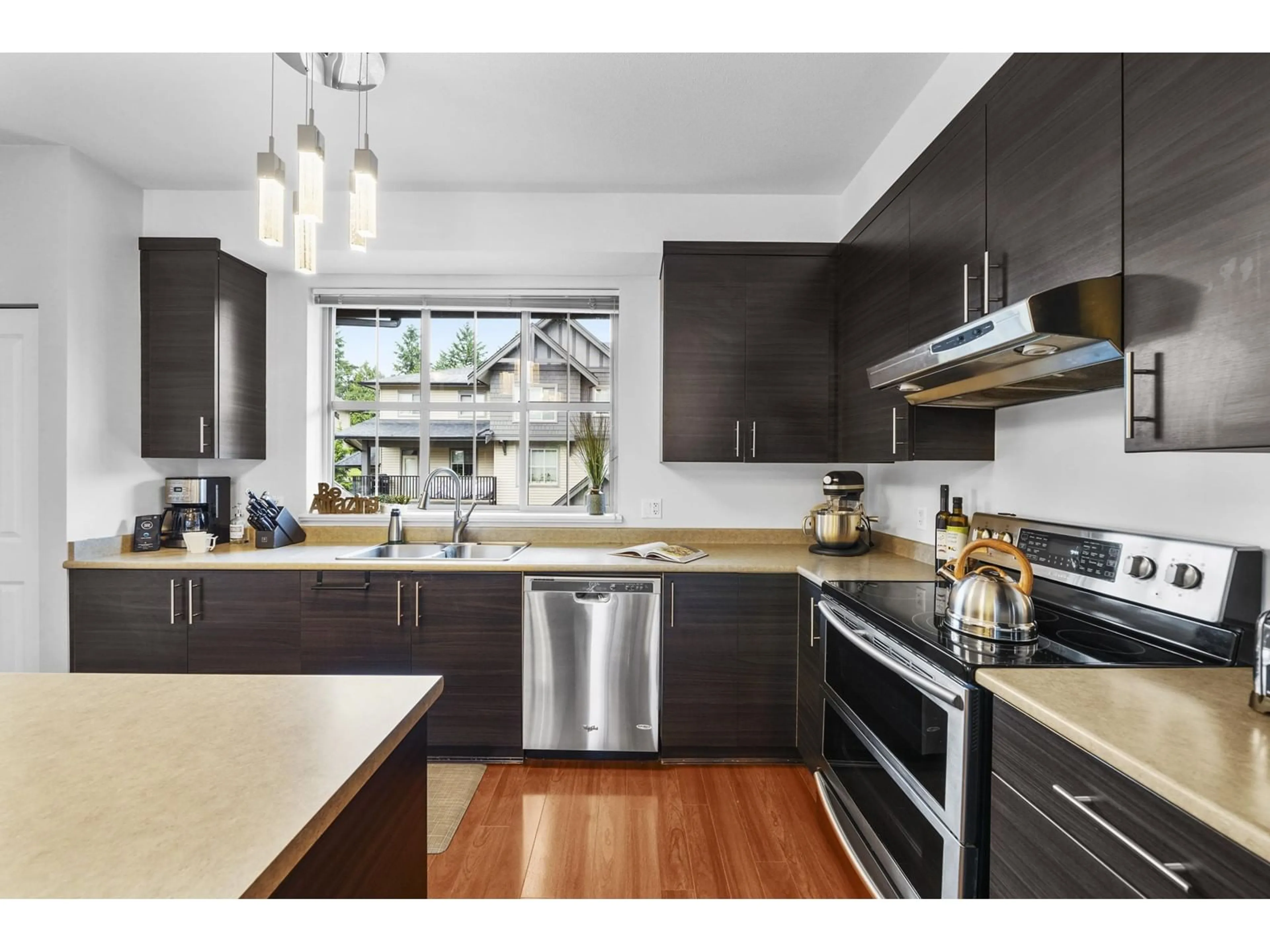 Open concept kitchen, wood/laminate floor for 86 - 9525 204, Langley British Columbia V1M0B9