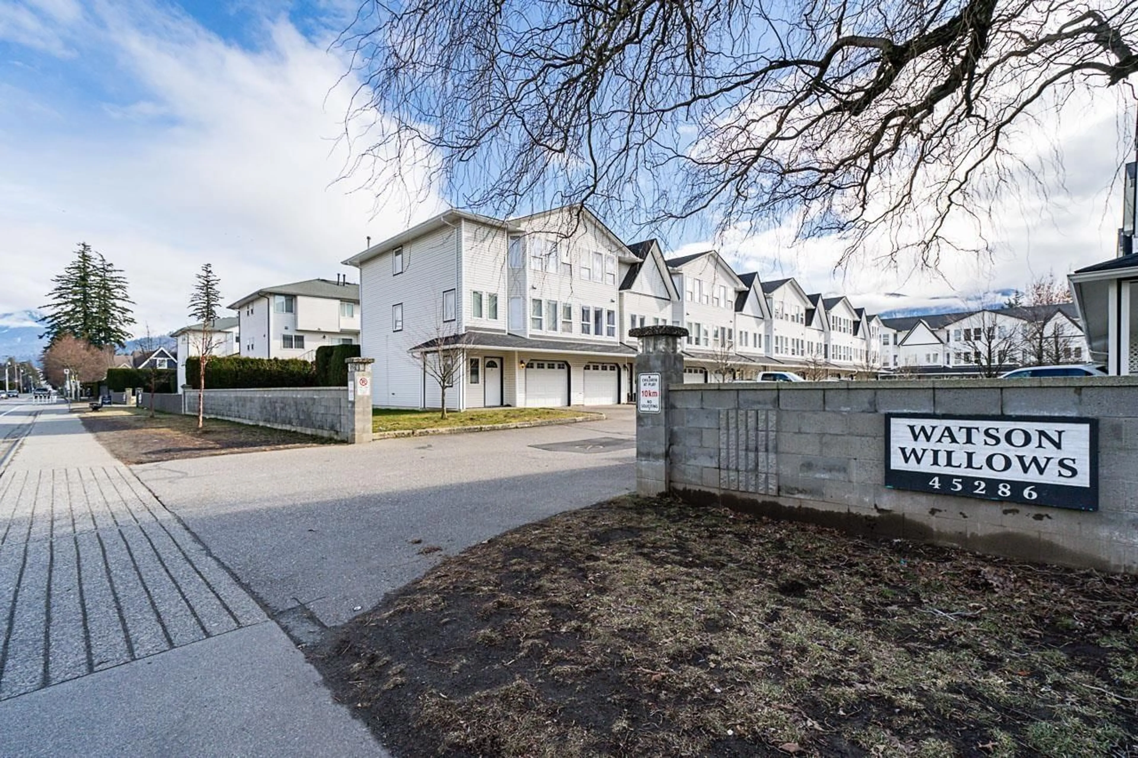 A pic from outside/outdoor area/front of a property/back of a property/a pic from drone, street for 20 - 45286 WATSON ROAD, Chilliwack British Columbia V2R3J4