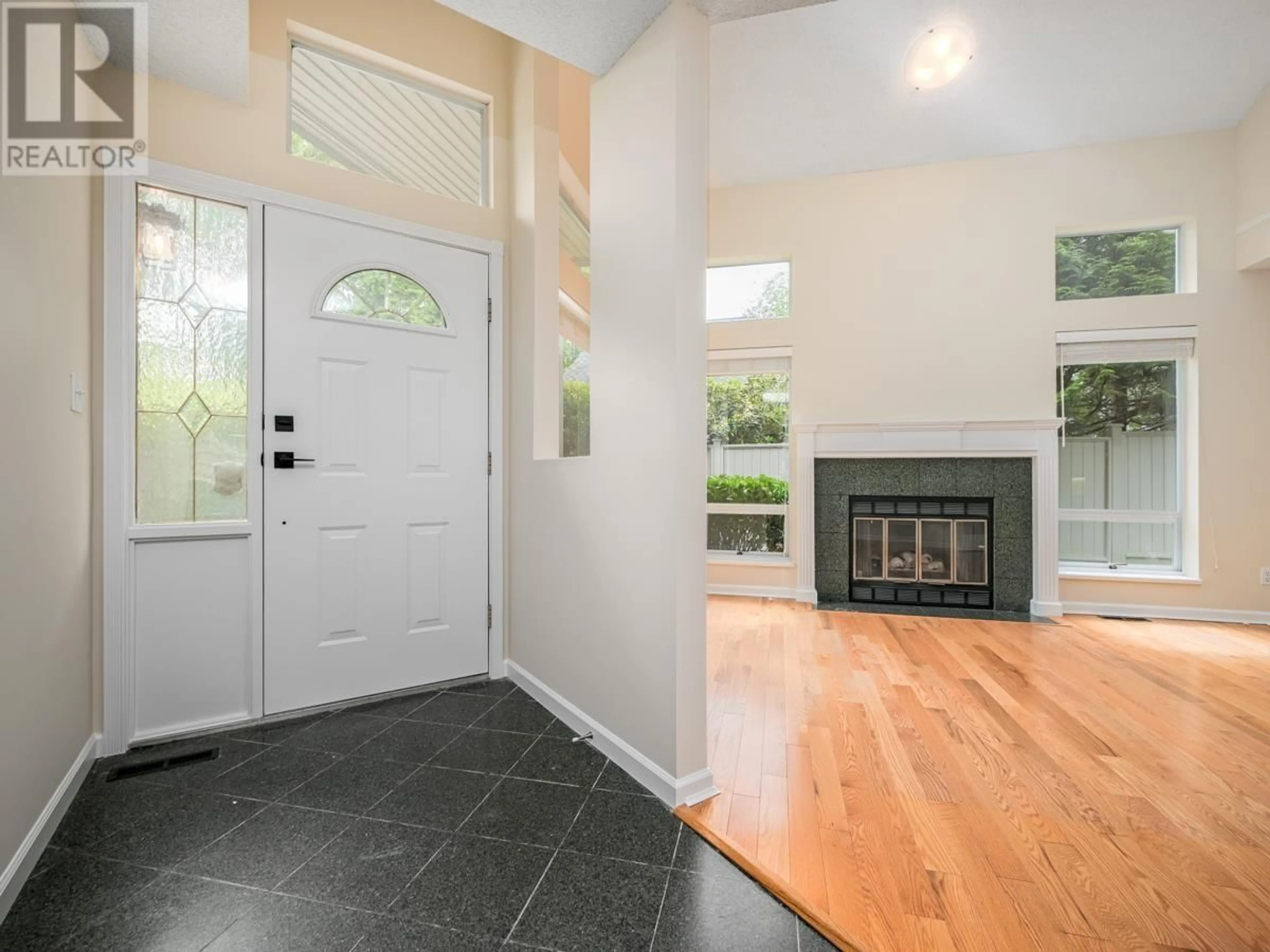 Indoor entryway for 821 ROCHE POINT DRIVE, North Vancouver British Columbia V7H2W4