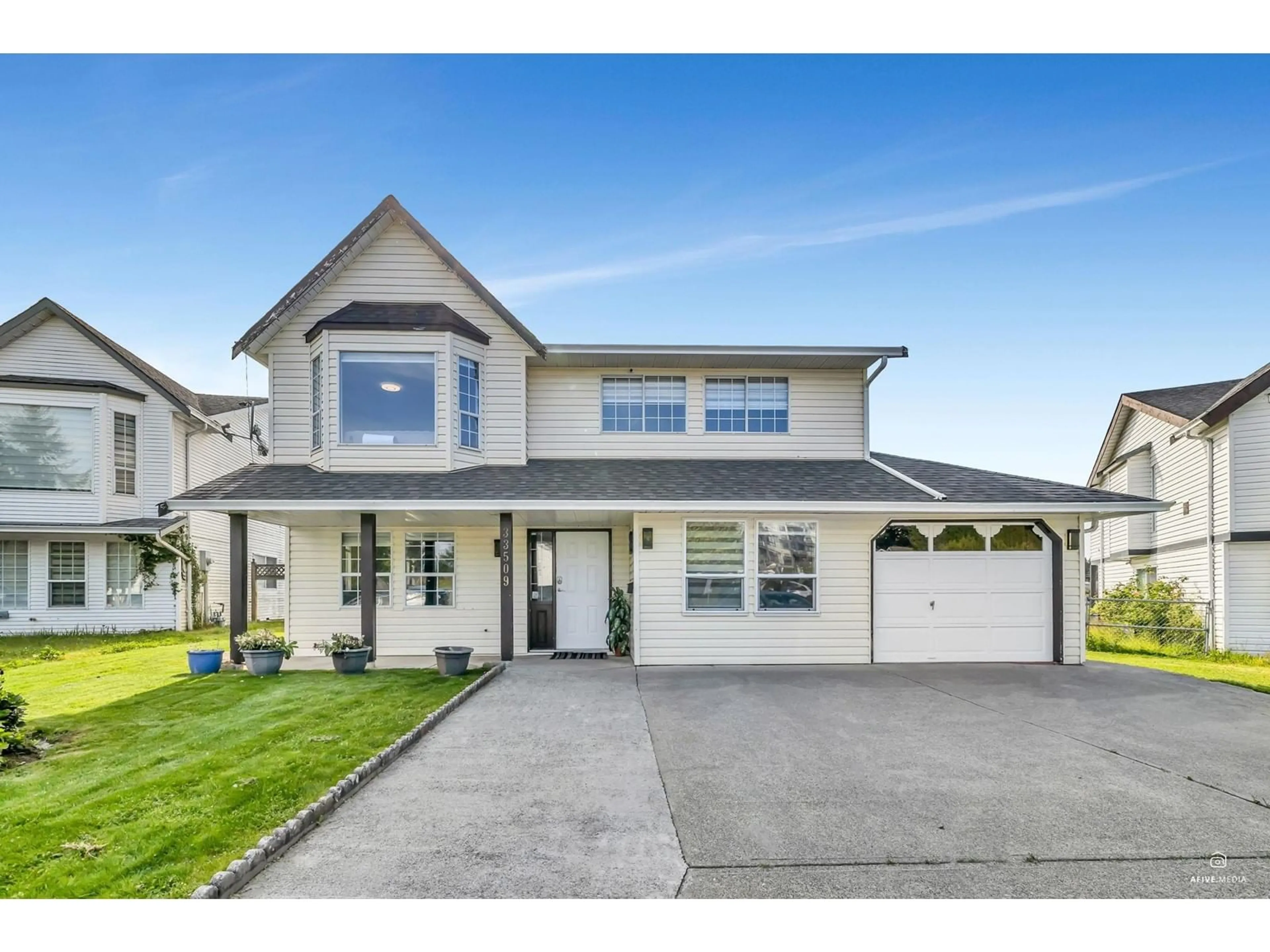 Home with vinyl exterior material, street for 33509 KETCH, Abbotsford British Columbia V2S8B3