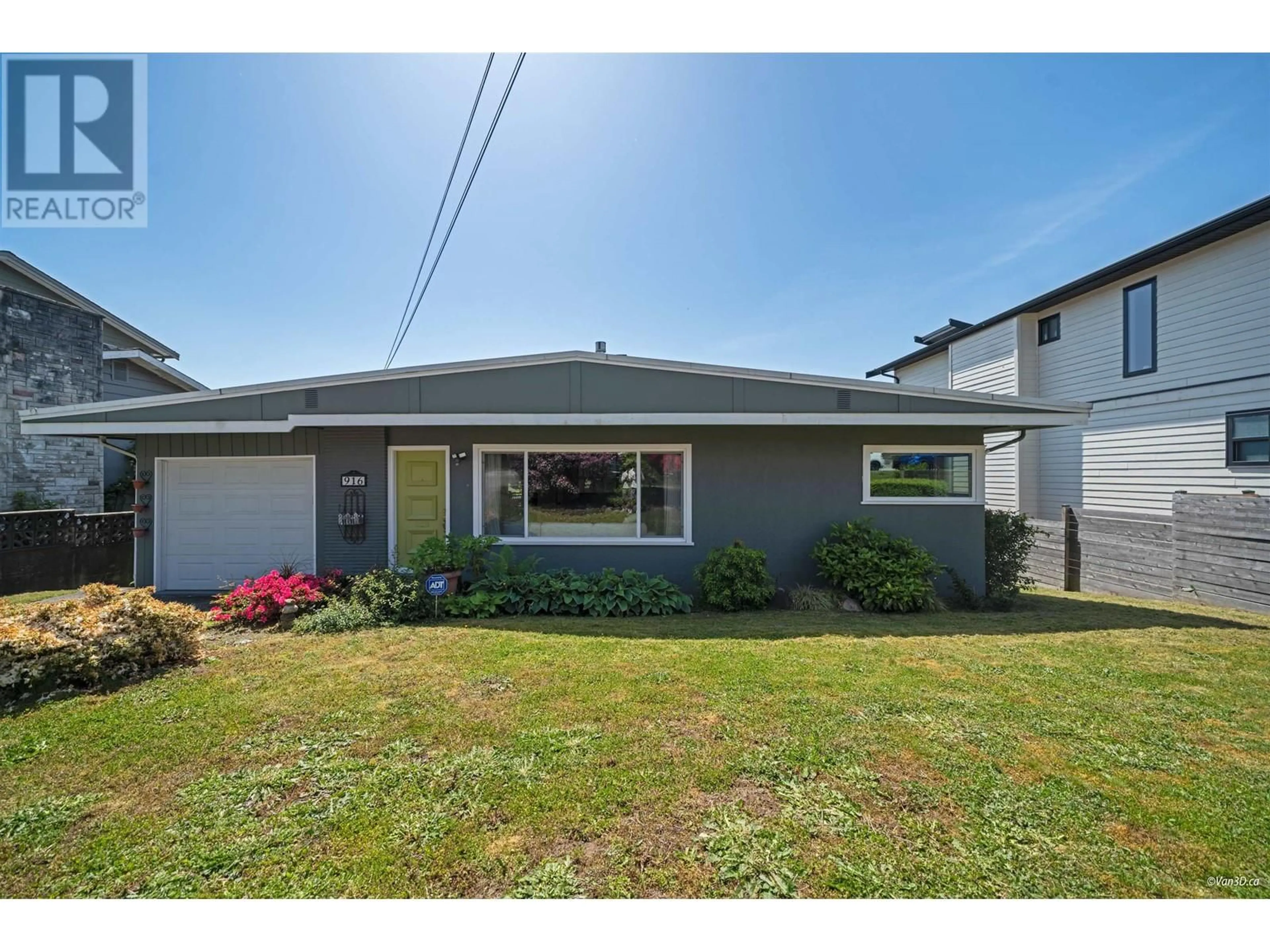 Home with vinyl exterior material, street for 916 STEWART AVENUE, Coquitlam British Columbia V3K2N6