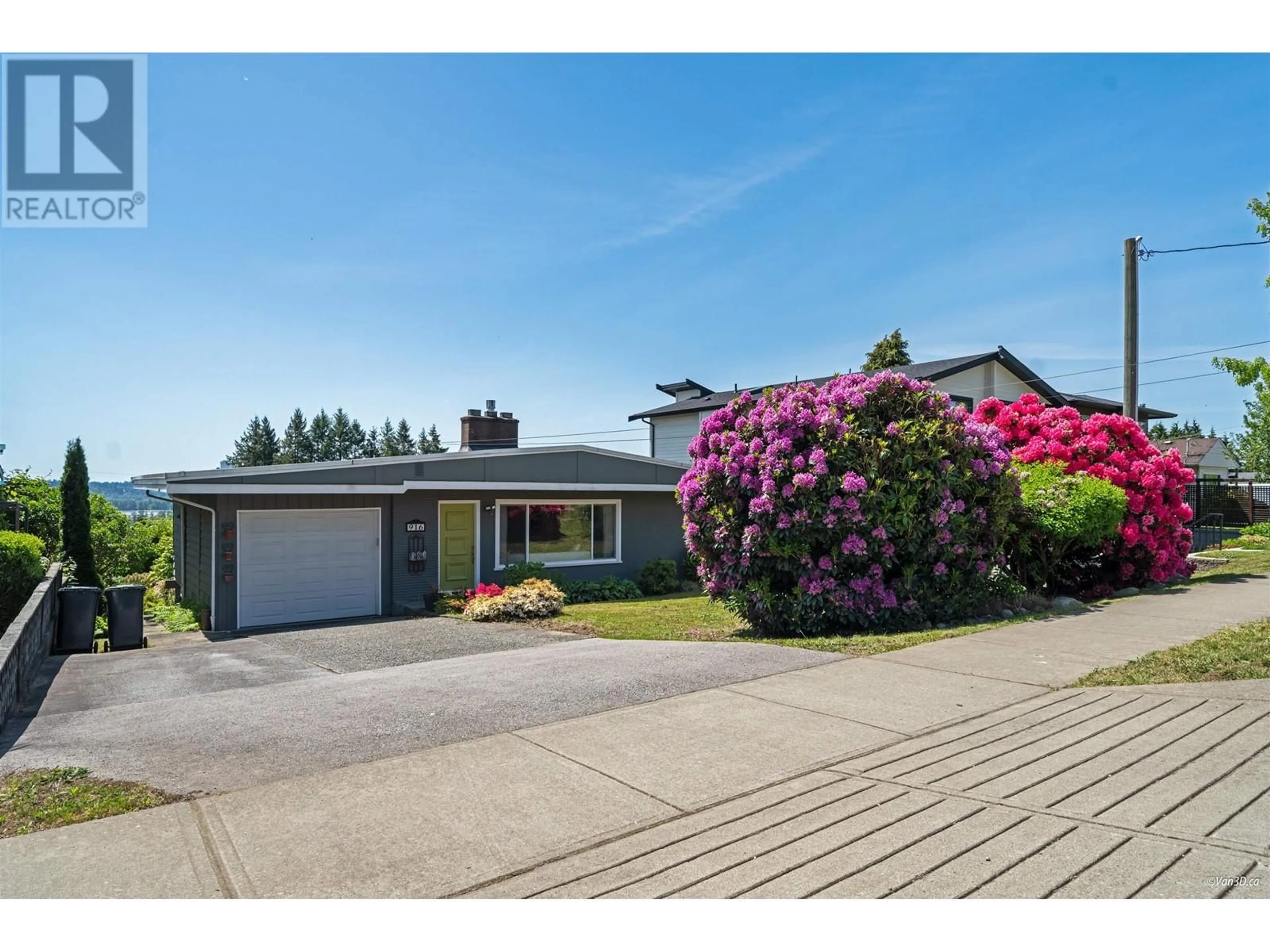 A pic from outside/outdoor area/front of a property/back of a property/a pic from drone, street for 916 STEWART AVENUE, Coquitlam British Columbia V3K2N6