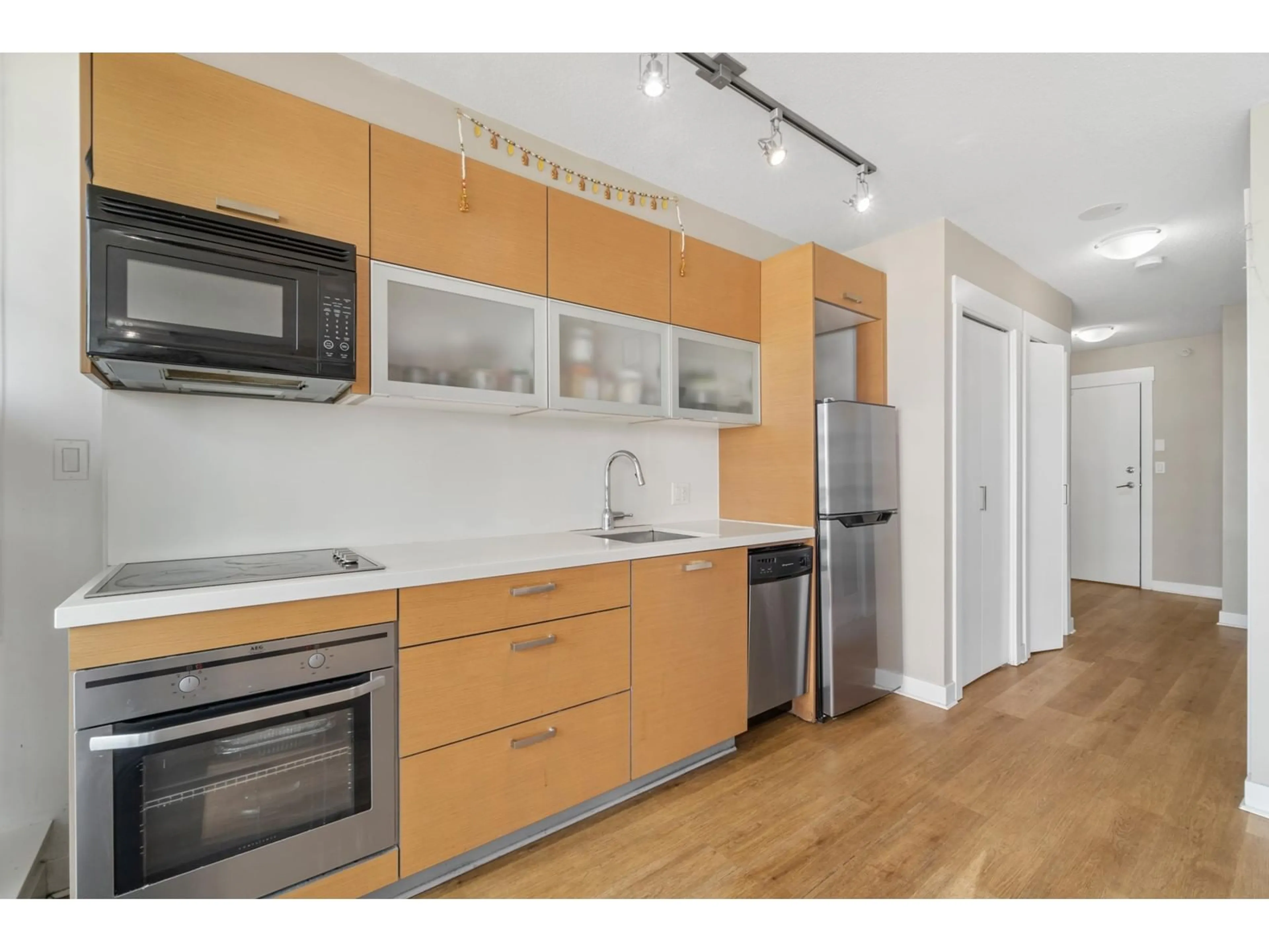 Standard kitchen, unknown for 609 - 10777 UNIVERSITY, Surrey British Columbia V3T0E6