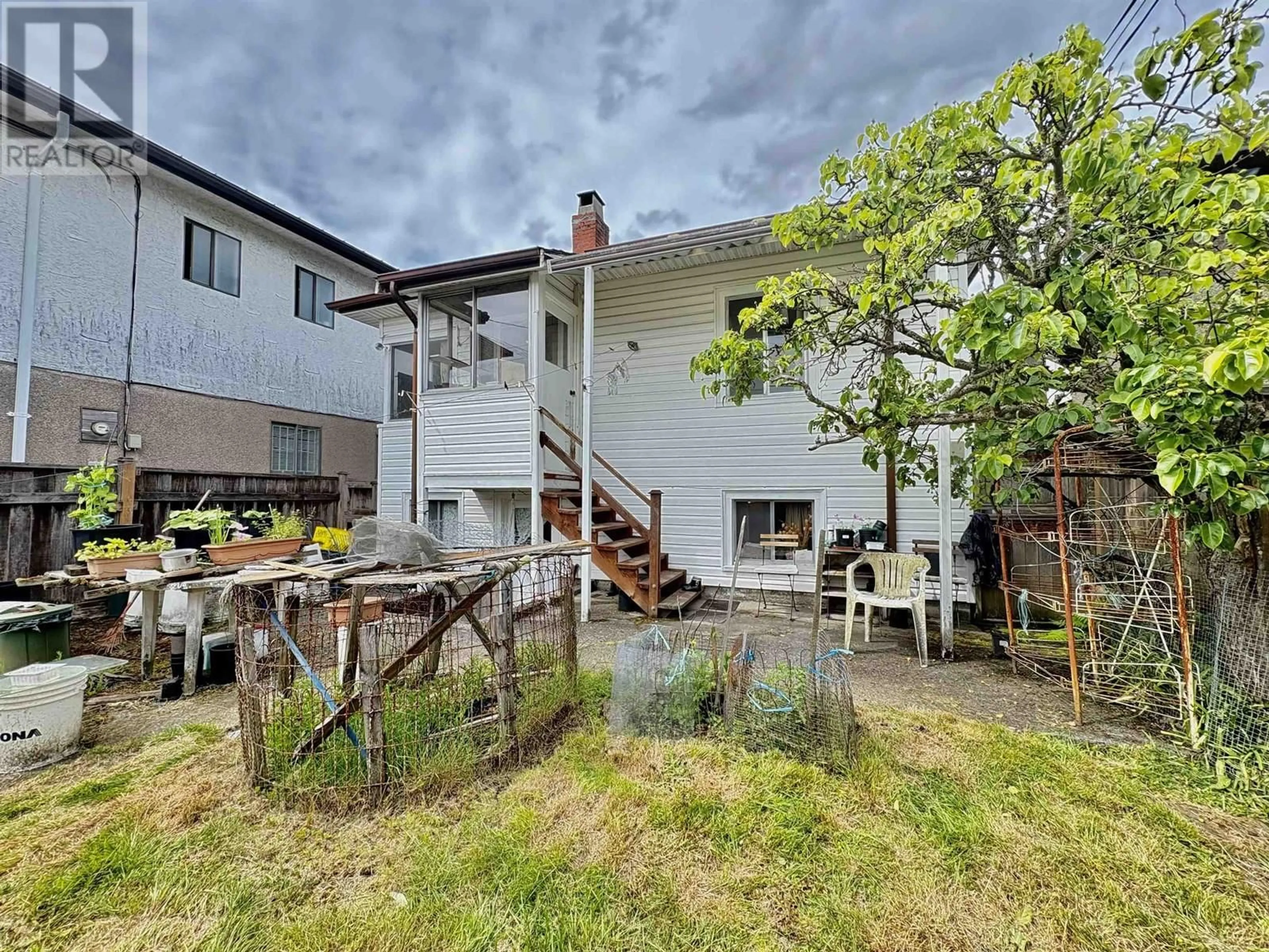 A pic from outside/outdoor area/front of a property/back of a property/a pic from drone, street for 2566 VENABLES STREET, Vancouver British Columbia V5K2R1