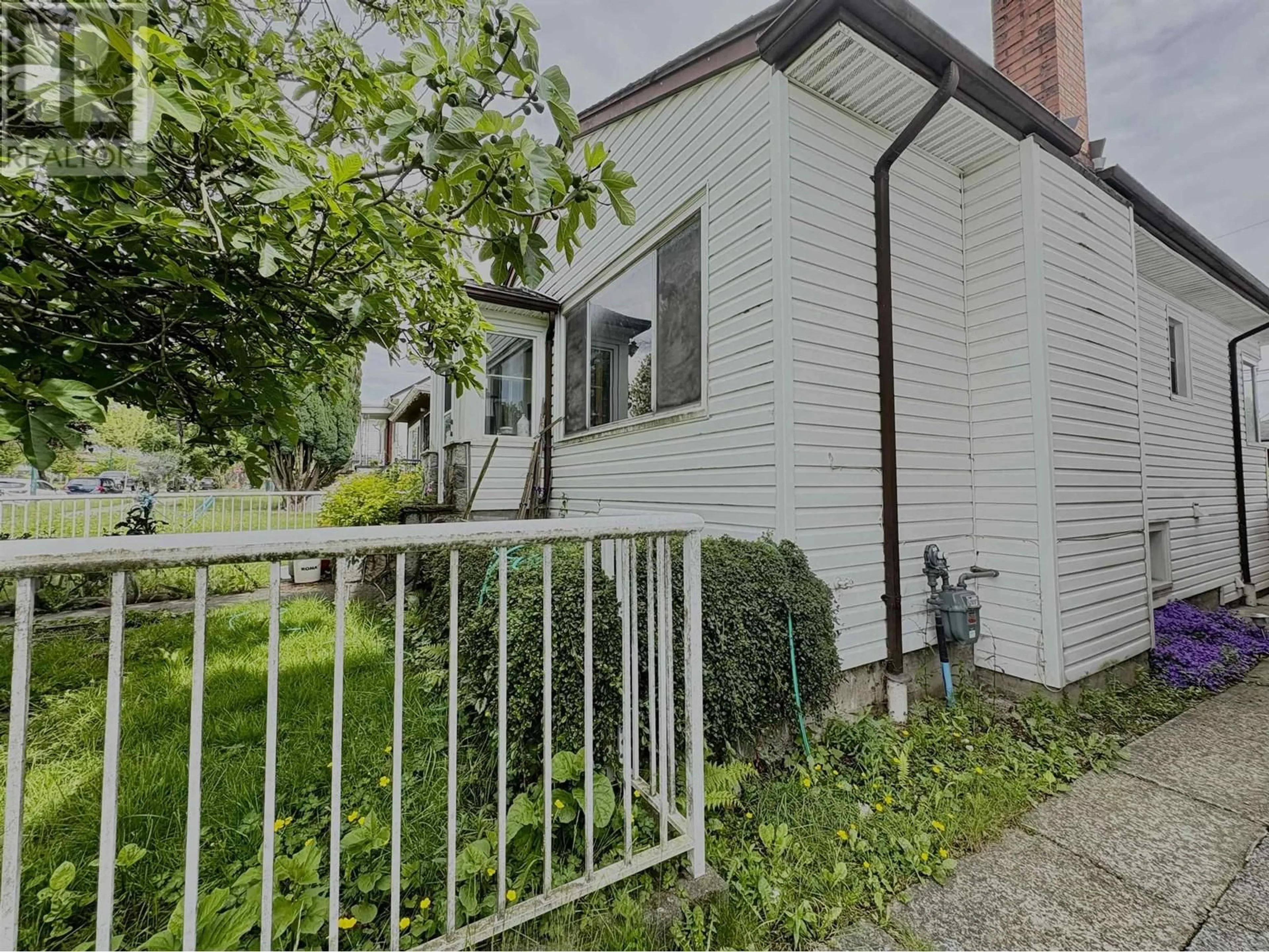 A pic from outside/outdoor area/front of a property/back of a property/a pic from drone, street for 2566 VENABLES STREET, Vancouver British Columbia V5K2R1
