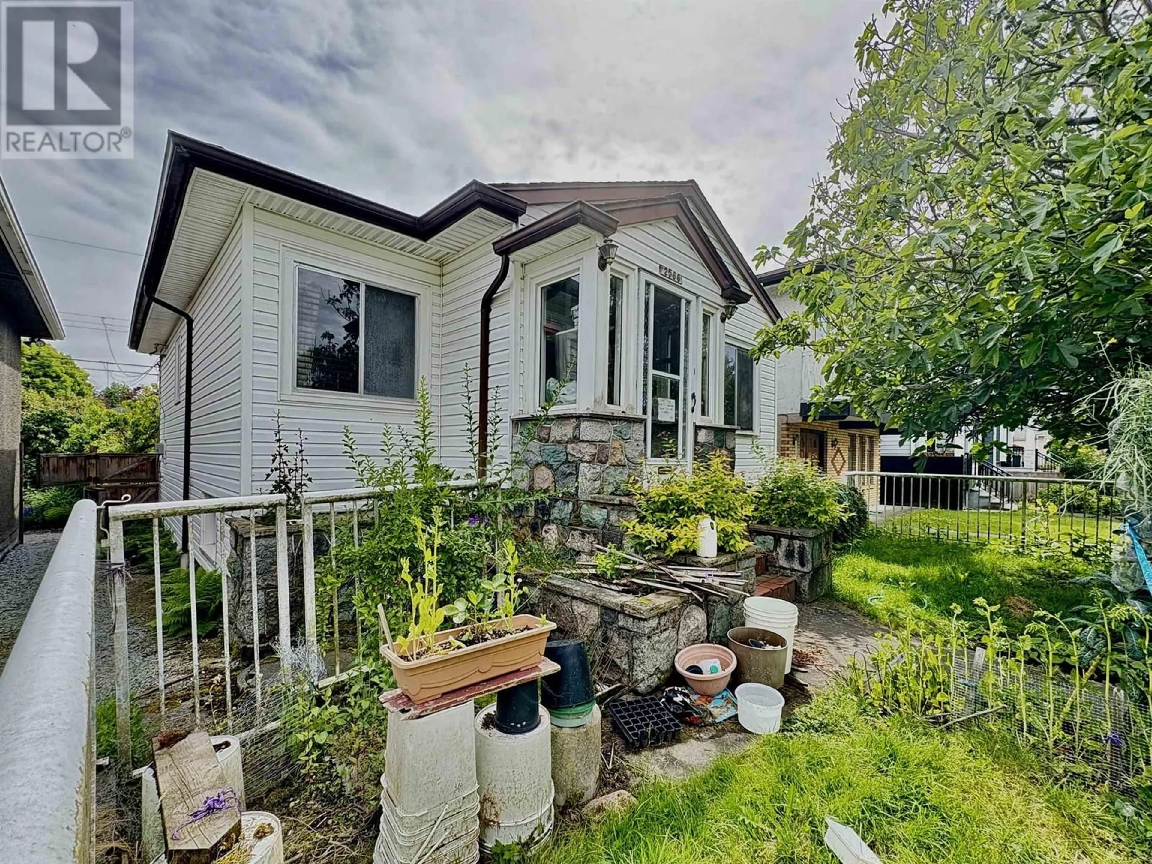 A pic from outside/outdoor area/front of a property/back of a property/a pic from drone, unknown for 2566 VENABLES STREET, Vancouver British Columbia V5K2R1