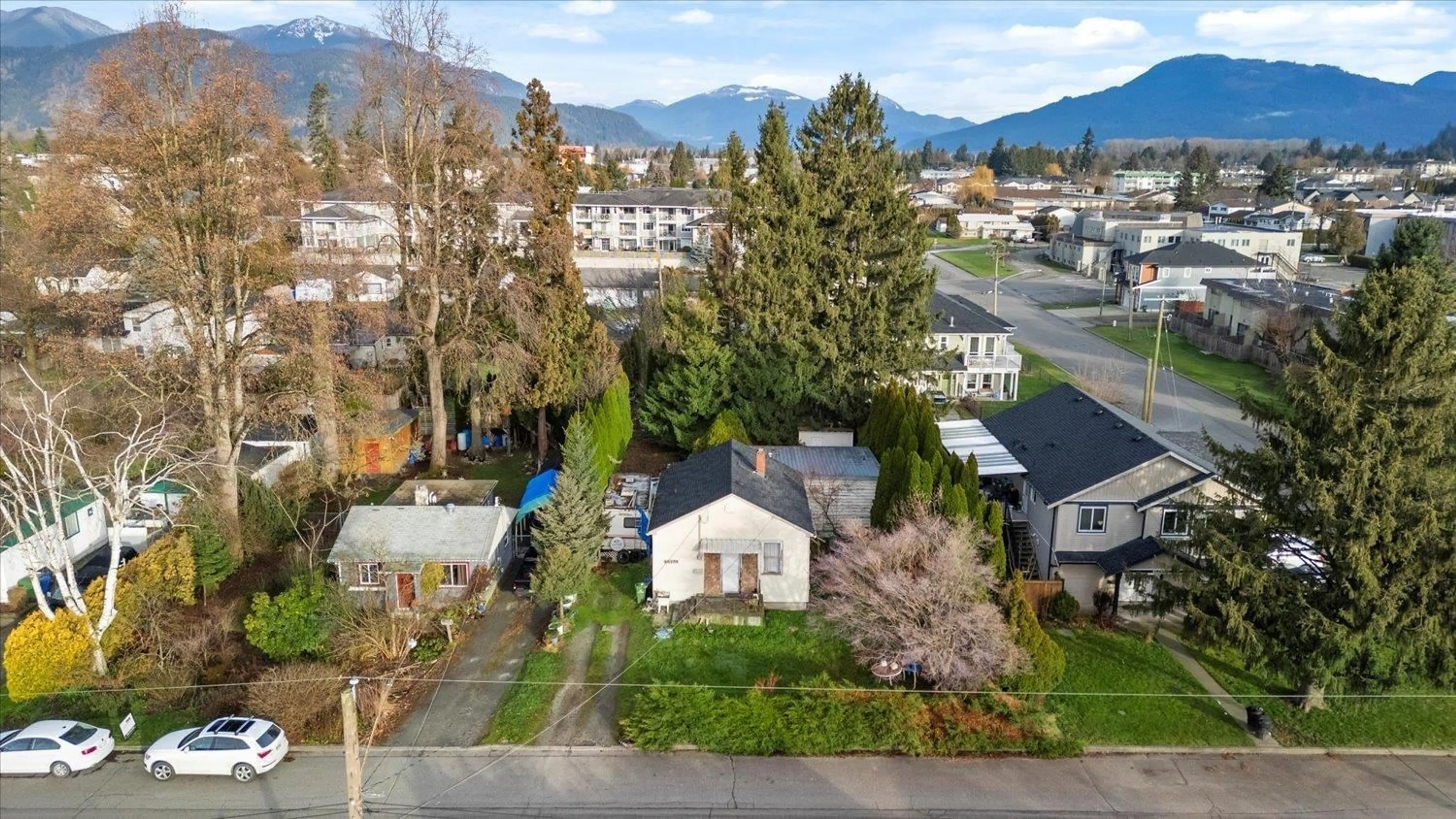 A pic from outside/outdoor area/front of a property/back of a property/a pic from drone, mountain view for 46289 THIRD AVENUE, Chilliwack British Columbia V2P1R9