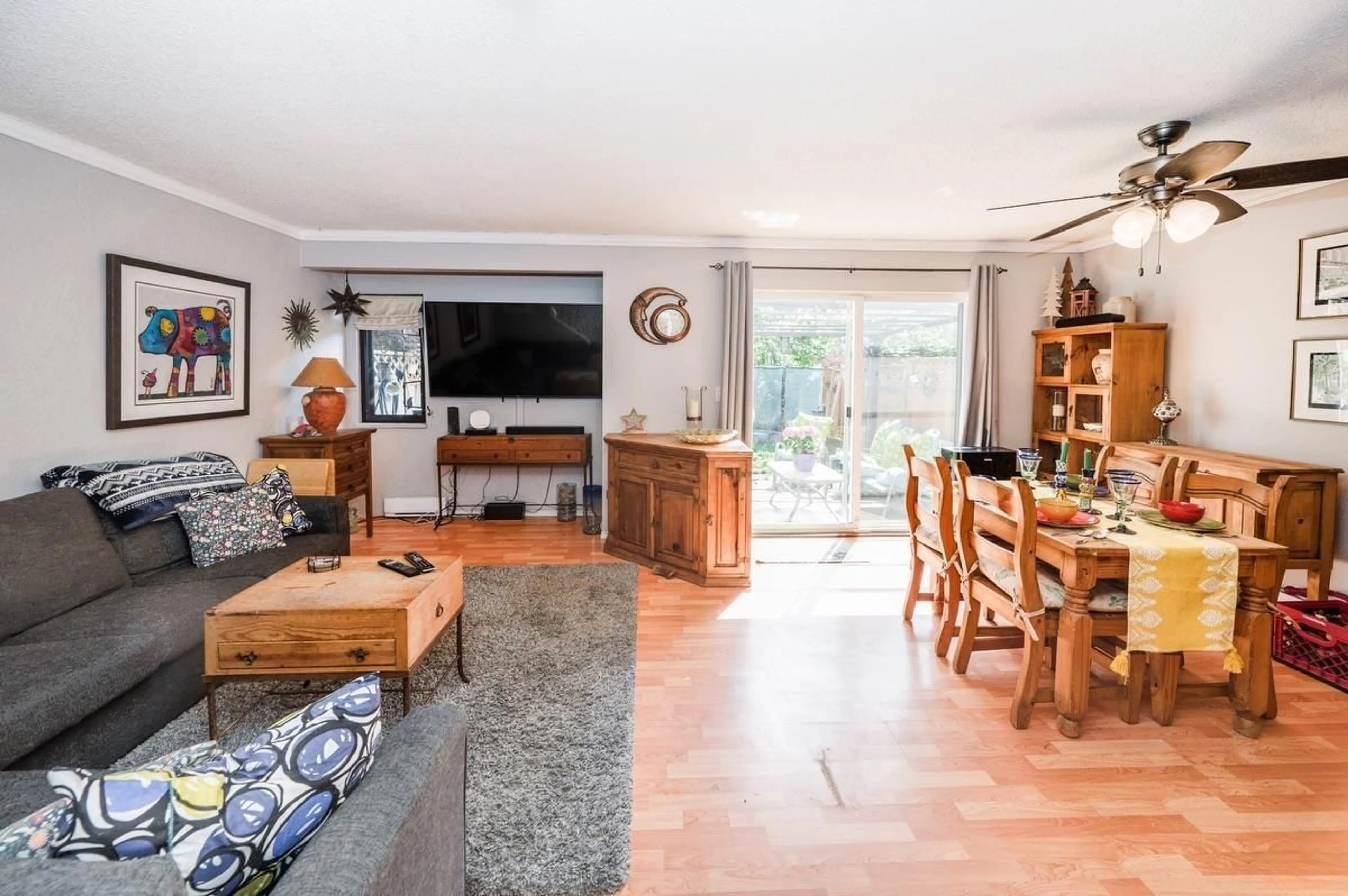 Living room with furniture, wood/laminate floor for 55 - 9955 140, Surrey British Columbia V3T4M4