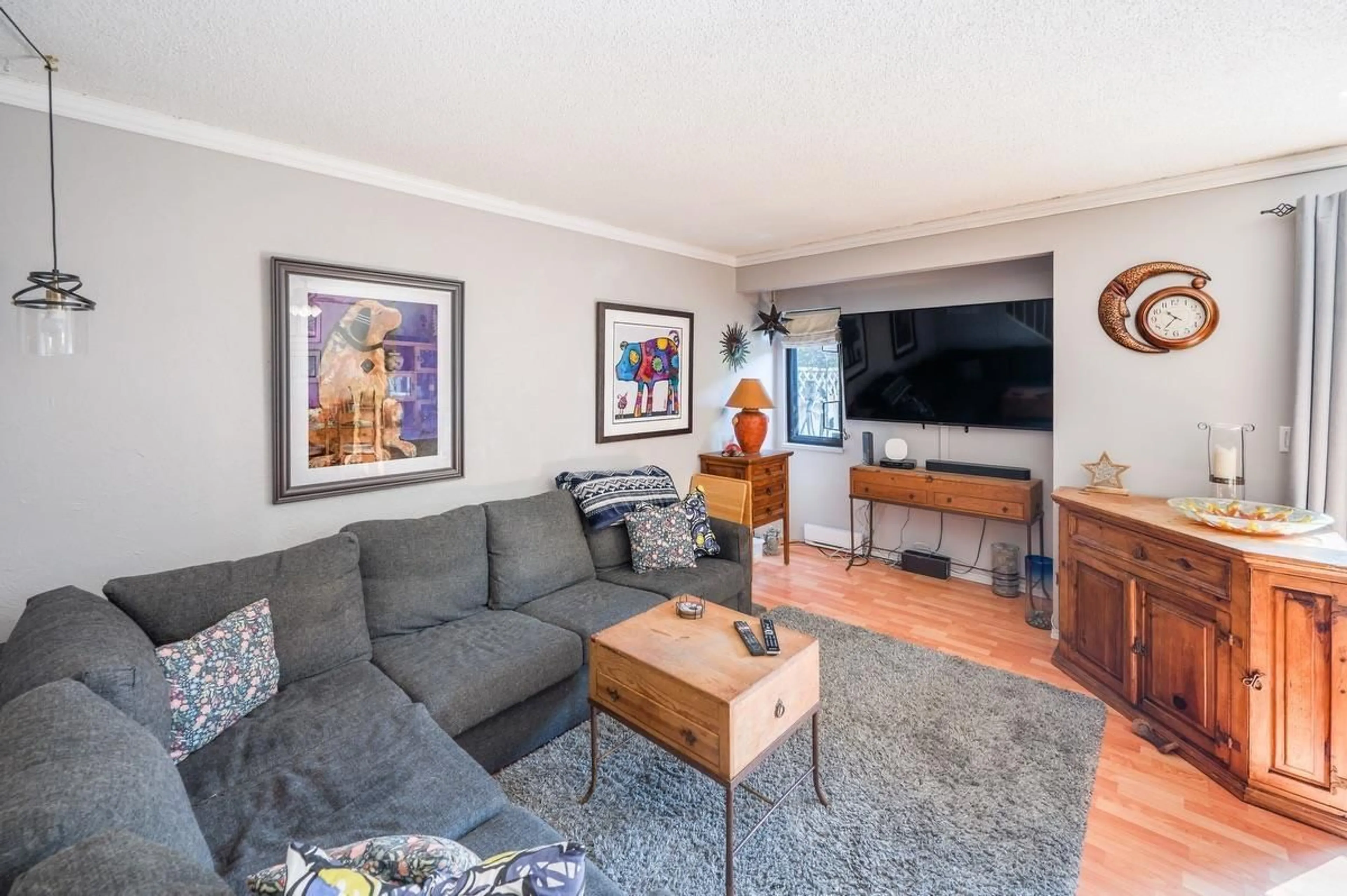 Living room with furniture, wood/laminate floor for 55 - 9955 140, Surrey British Columbia V3T4M4