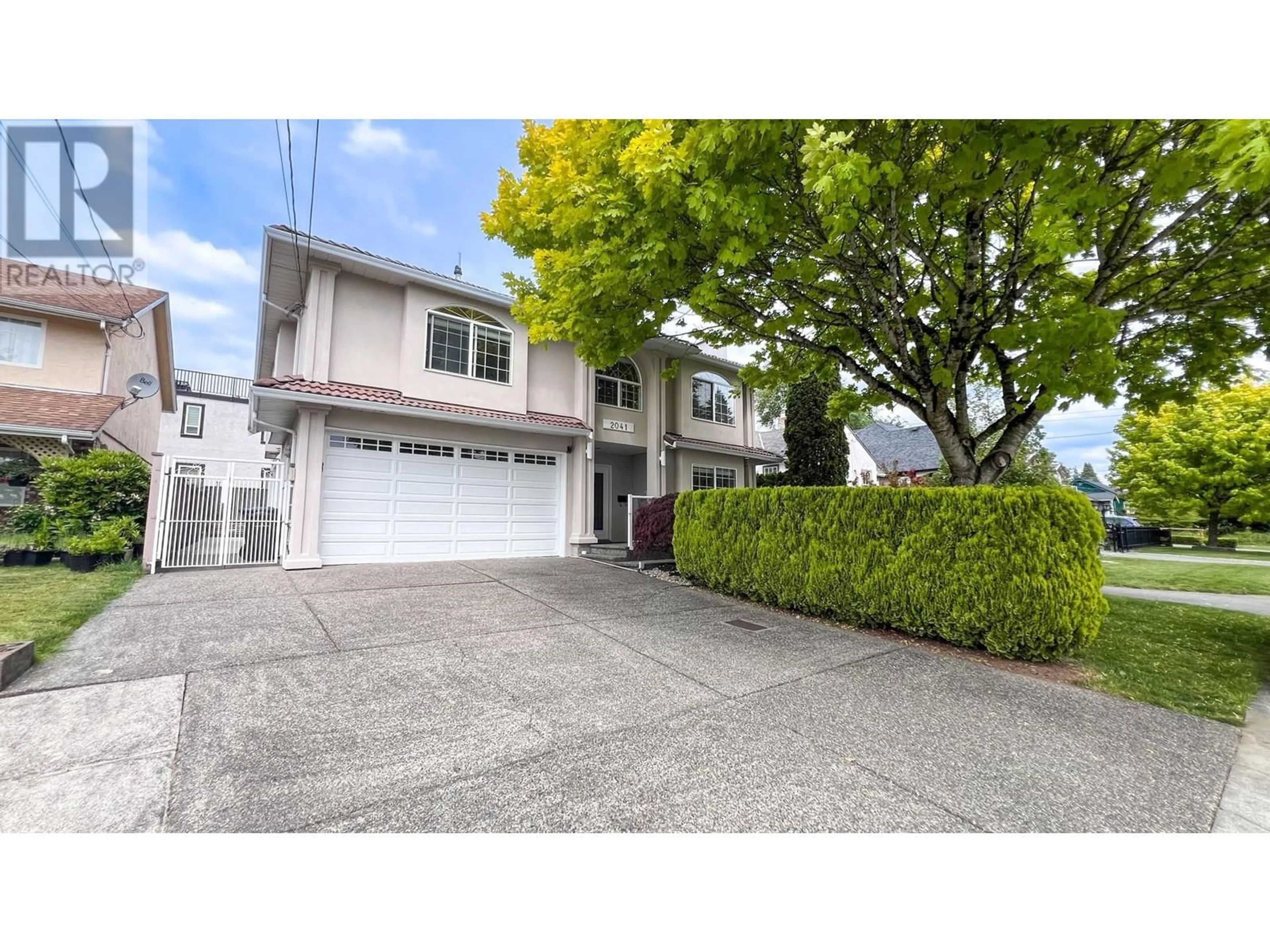 A pic from outside/outdoor area/front of a property/back of a property/a pic from drone, street for 2041 EDINBURGH STREET, New Westminster British Columbia V3M2X7